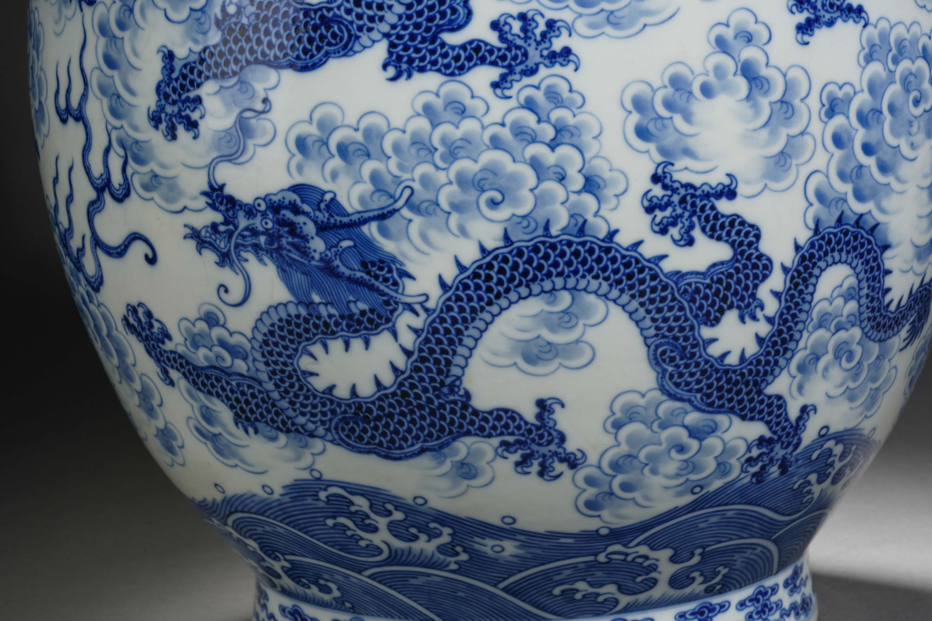 A Chinese Blue and White Dragons Vase - Bild 5 aus 19