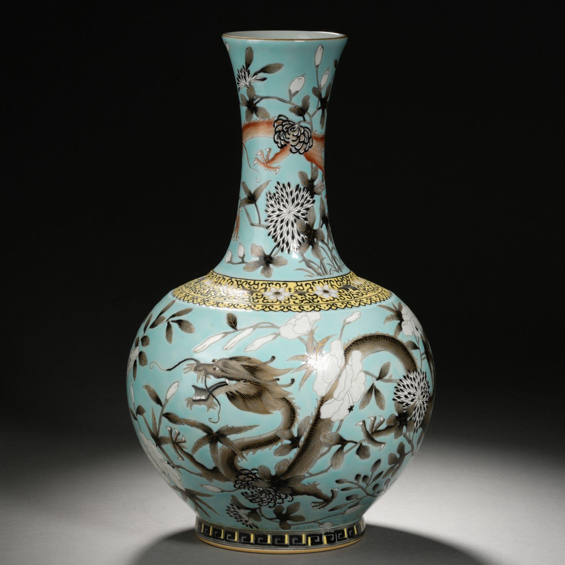 A Chinese Turquoise Ground and Grisaille Glaze Decorative Vase - Image 2 of 12