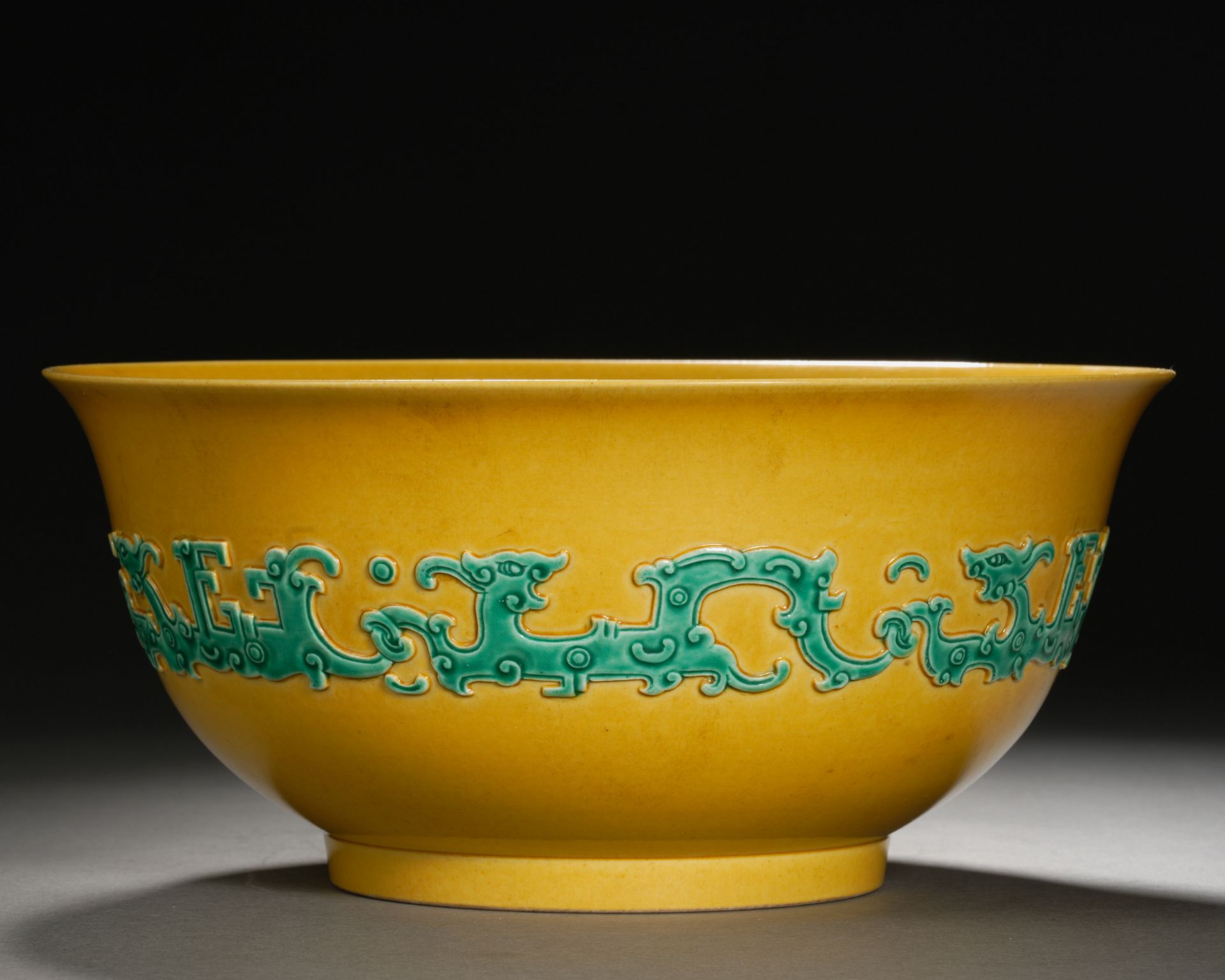 A Chinese Yellow Ground and Green Enamel Dragon Bowl - Bild 5 aus 8