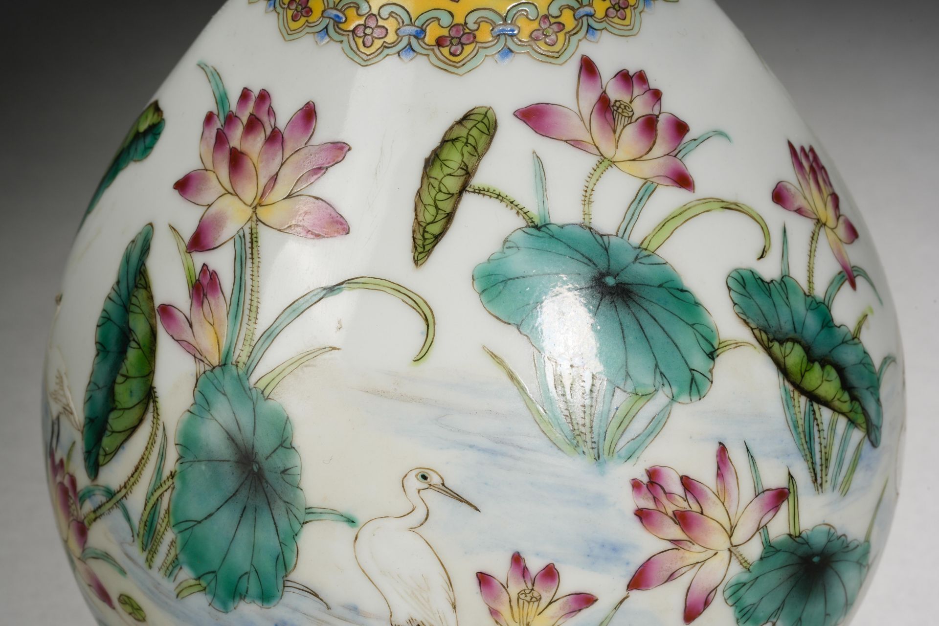 A Chinese Famille Rose and Gilt Vase Yuhuchunping - Bild 8 aus 11