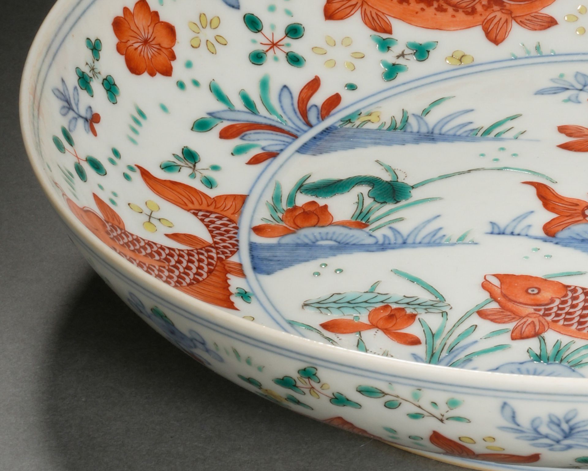 A Chinese Famille Verte Lotus Pond Plate - Bild 3 aus 12