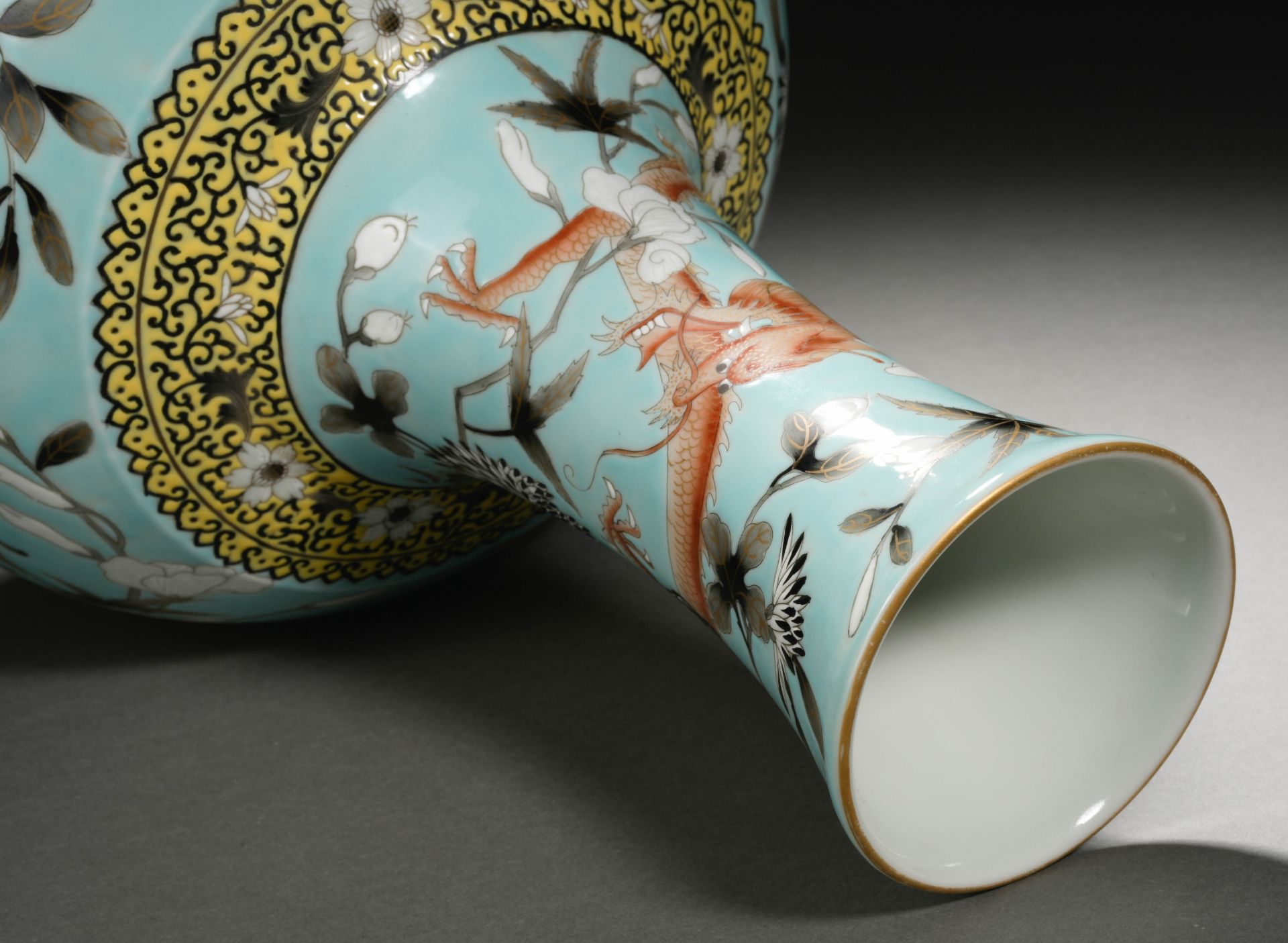 A Chinese Turquoise Ground and Grisaille Glaze Decorative Vase - Image 11 of 12