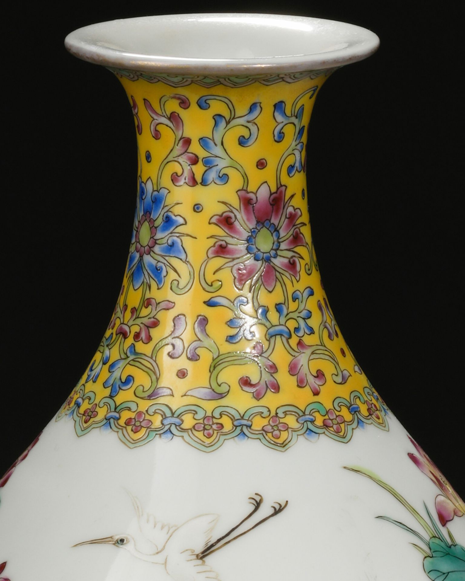 A Chinese Famille Rose and Gilt Vase Yuhuchunping - Bild 3 aus 11