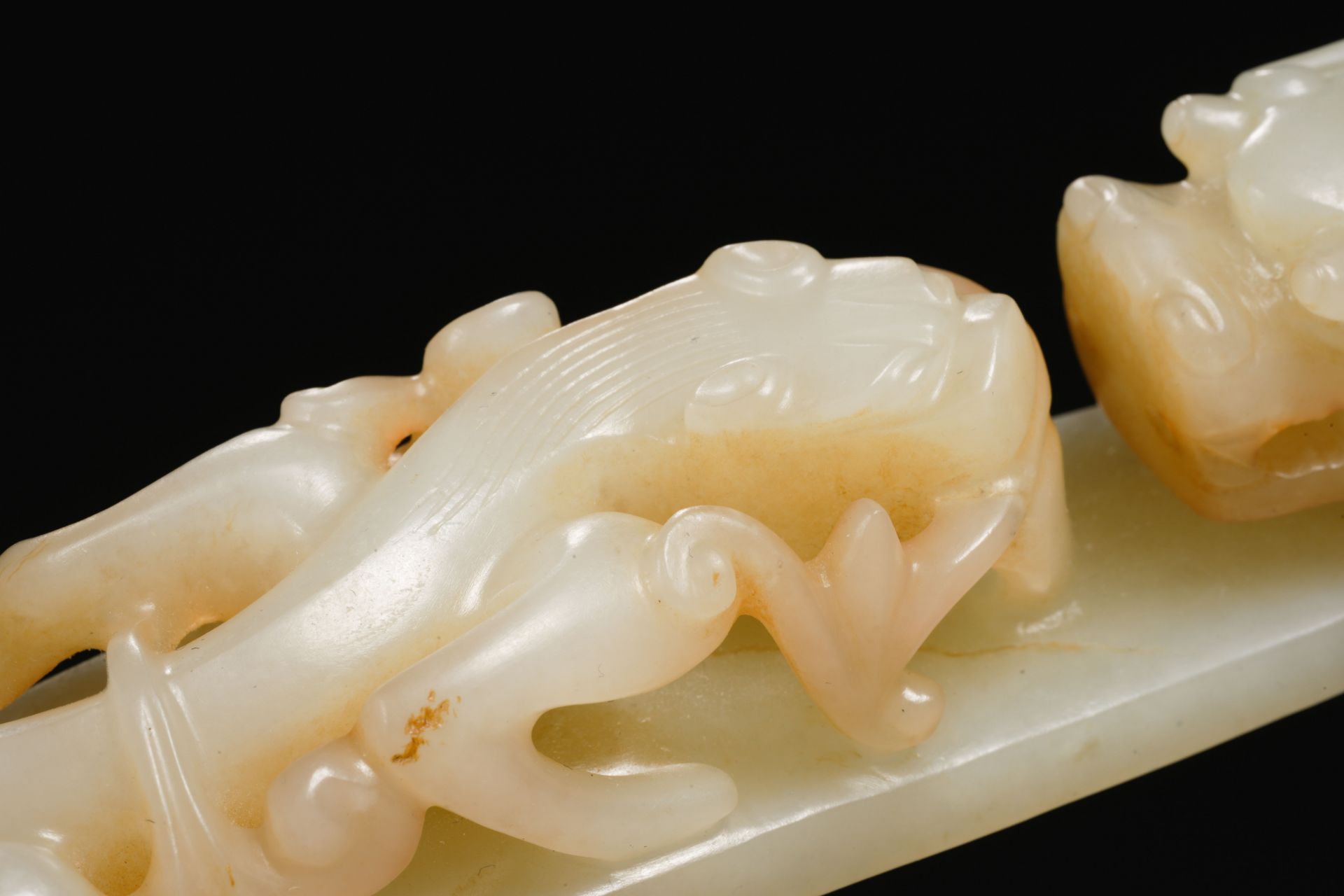 A Chinese Carved White Jade Dragon Belthook - Bild 8 aus 10