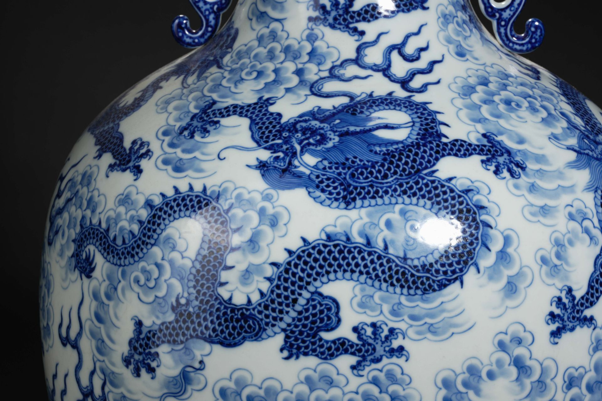 A Chinese Blue and White Dragons Vase - Bild 4 aus 19