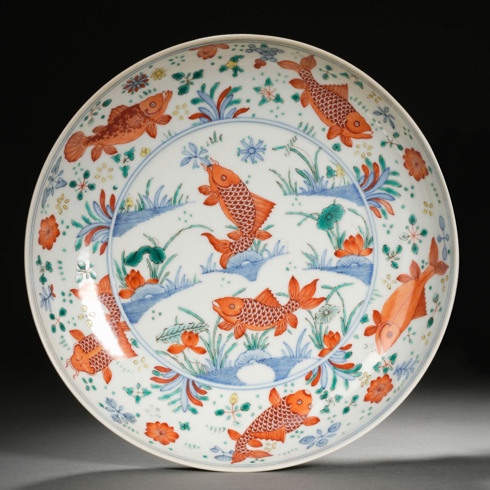 A Chinese Famille Verte Lotus Pond Plate - Bild 10 aus 12