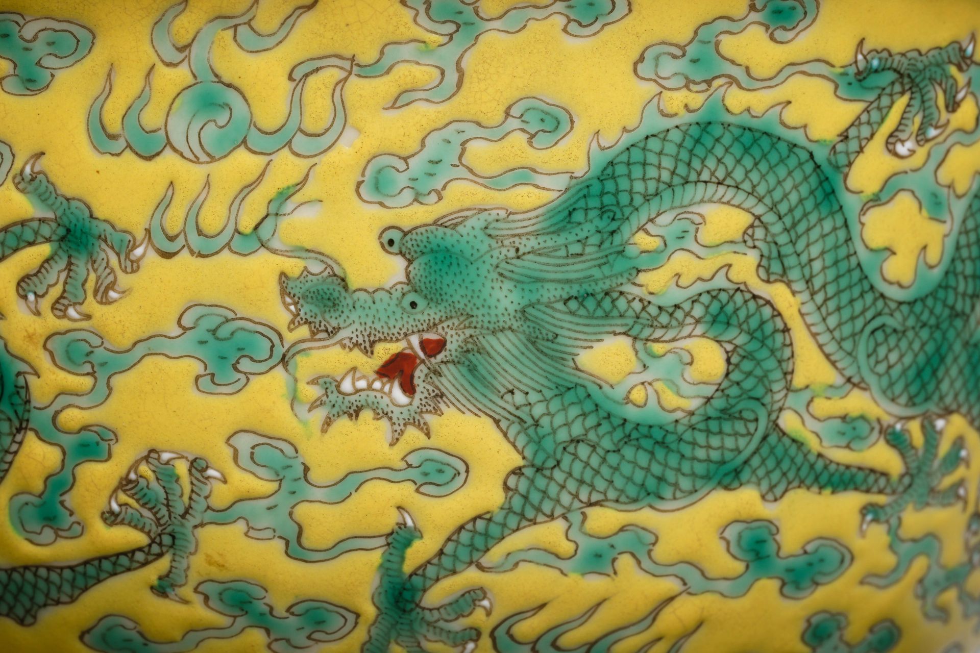 A Chinese Yellow Ground and Green Enamel Dragon Bowl - Bild 7 aus 11