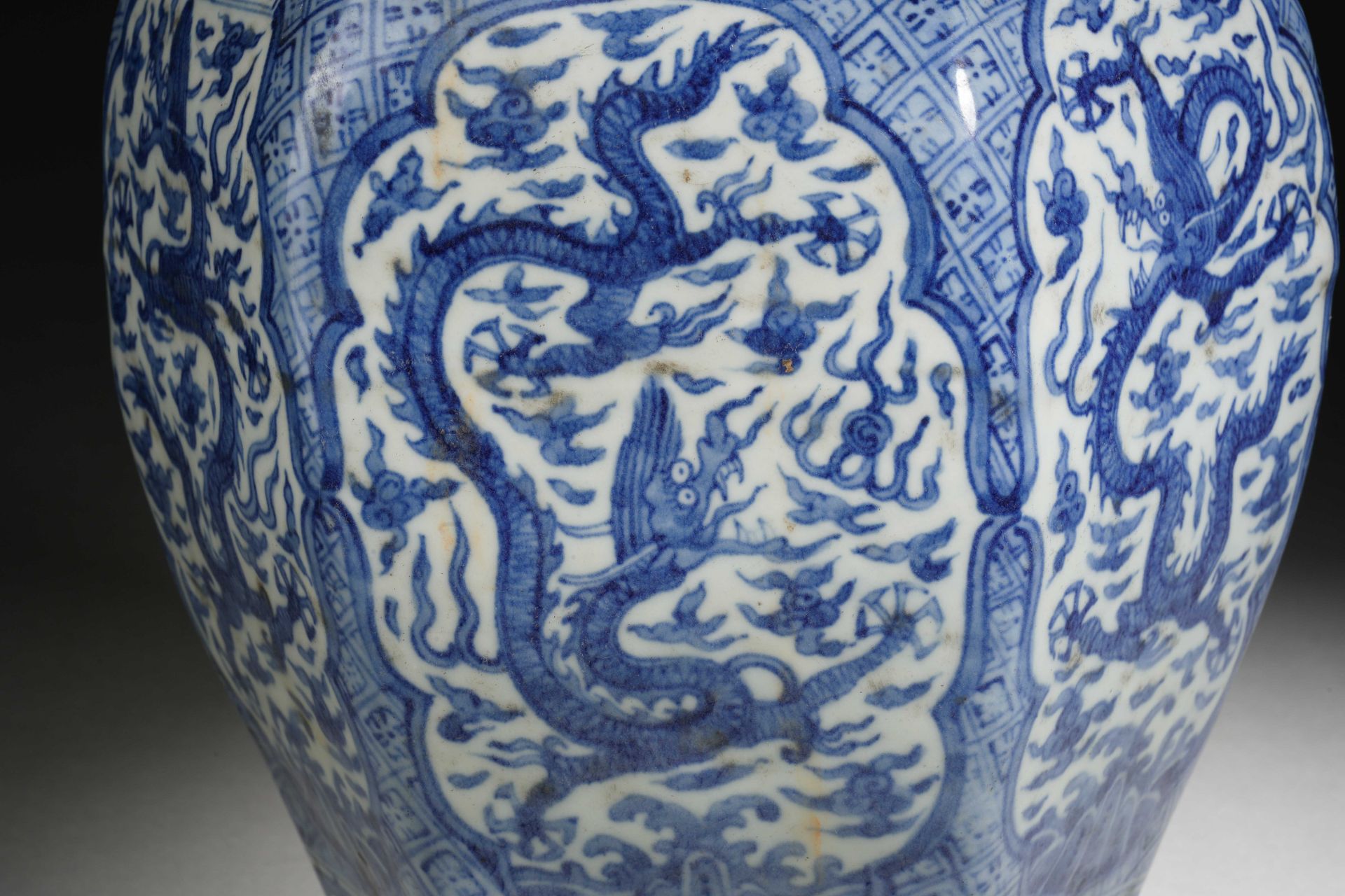 A Chinese Blue and White Dragon Vase - Bild 5 aus 11