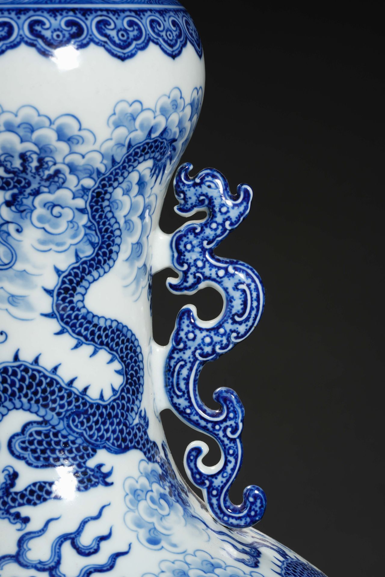 A Chinese Blue and White Dragons Vase - Bild 8 aus 19