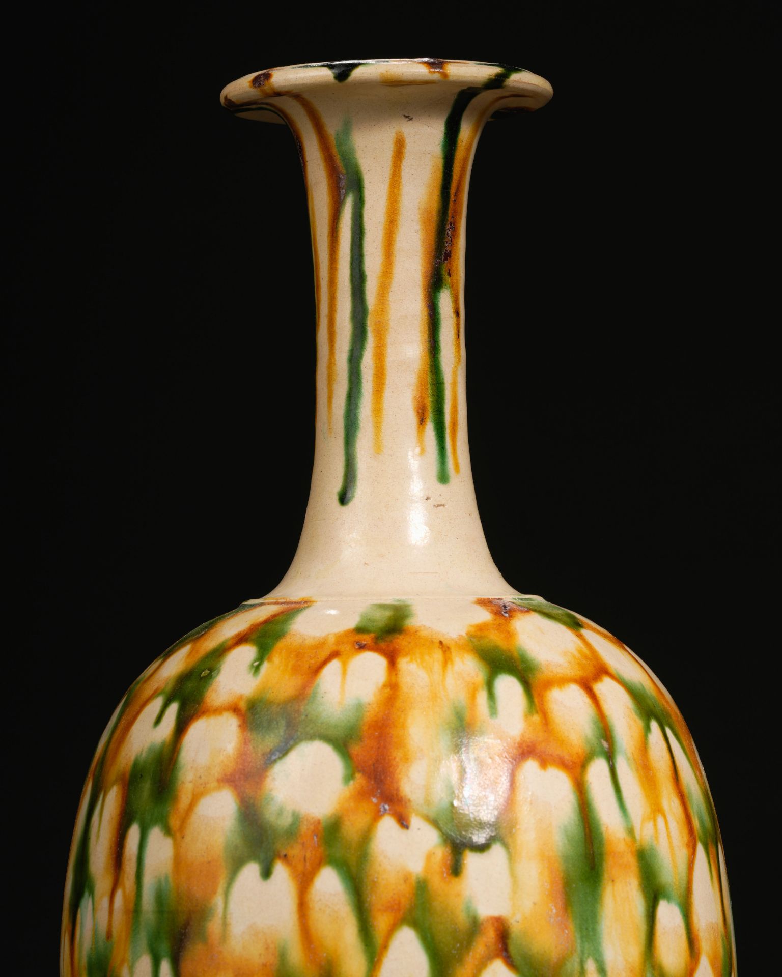 A Chinese Sancai Glaze Pottery Vase - Bild 3 aus 9