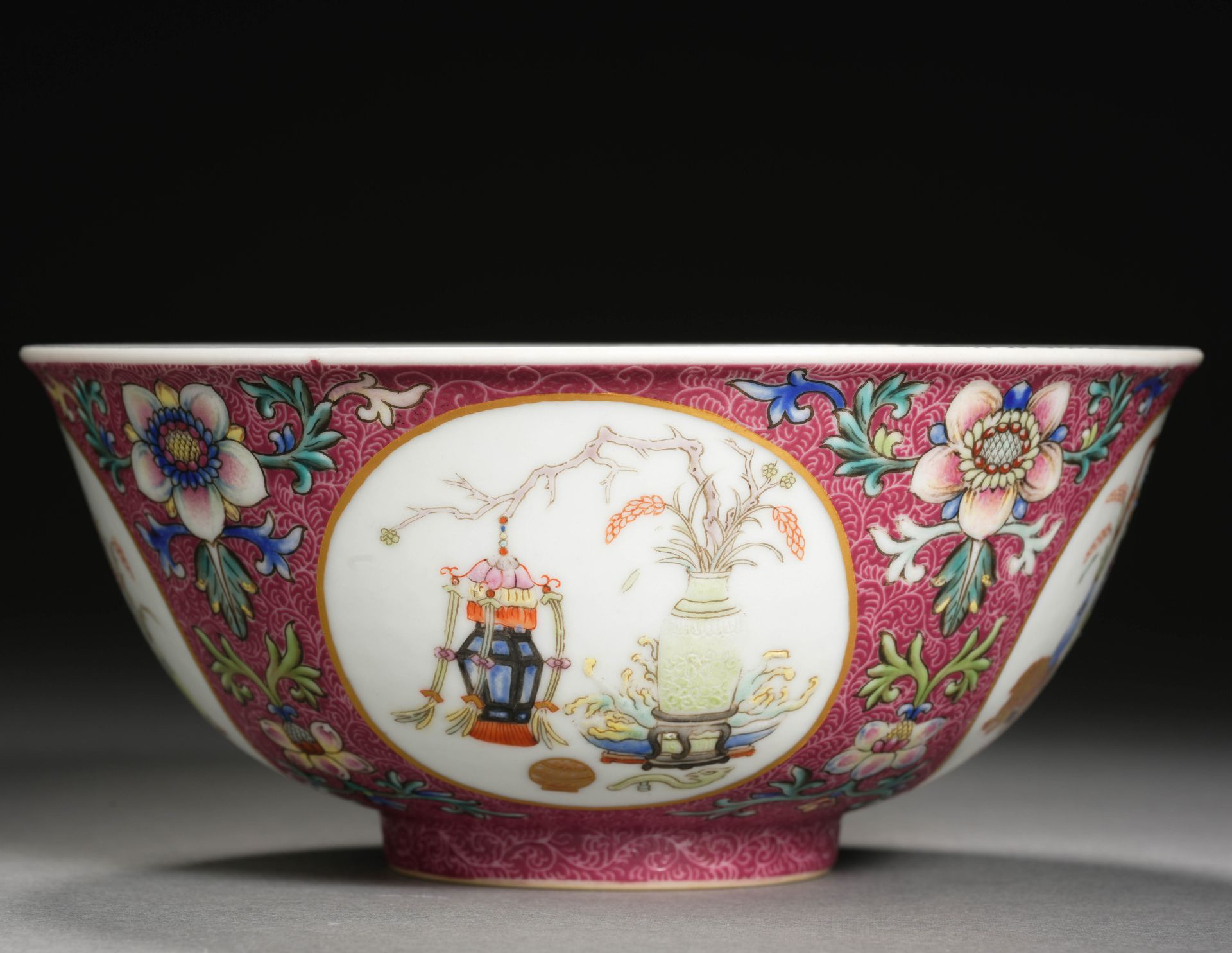 A Chinese Famille Rose Medallion Bowl - Bild 5 aus 11