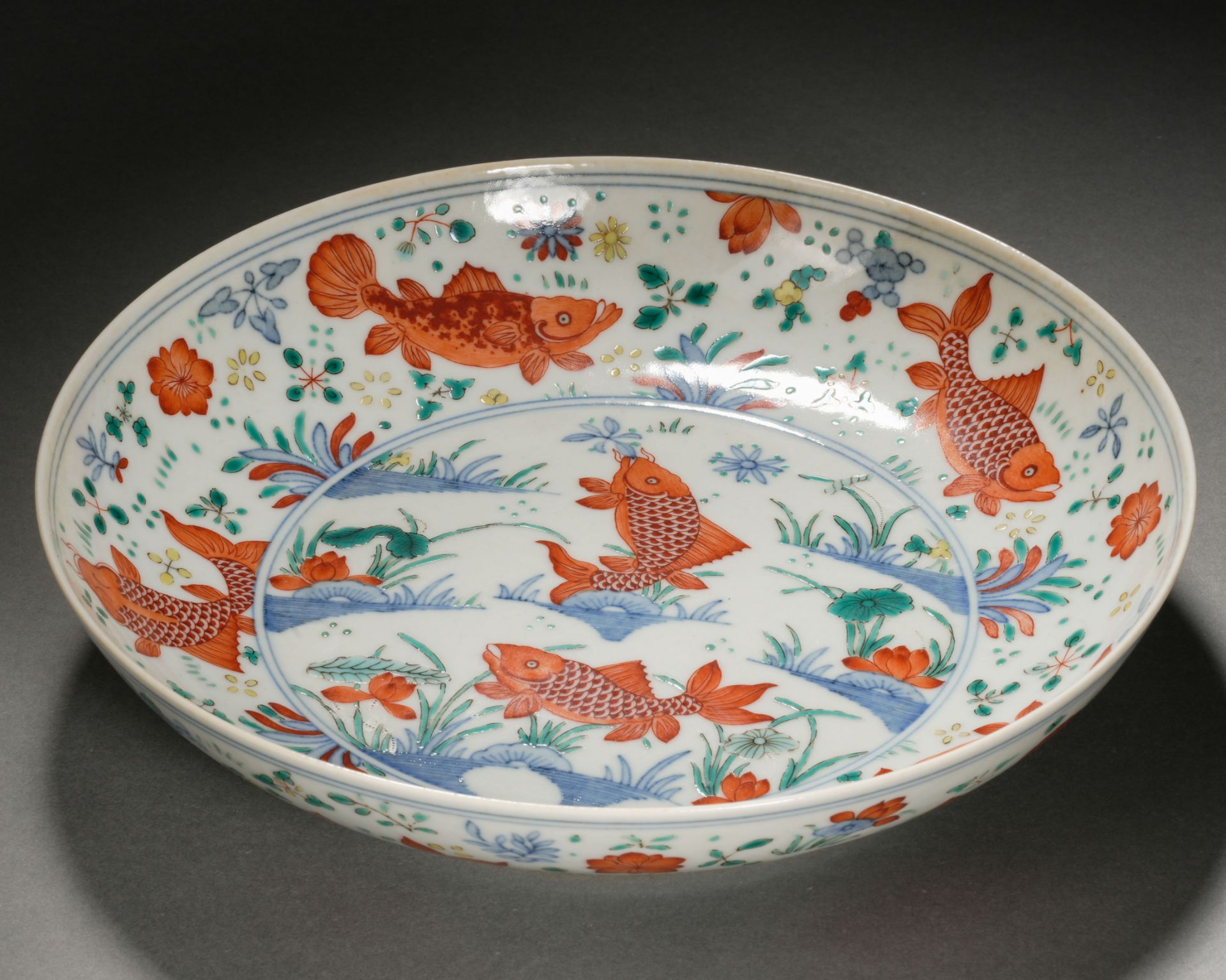 A Chinese Famille Verte Lotus Pond Plate - Bild 2 aus 12