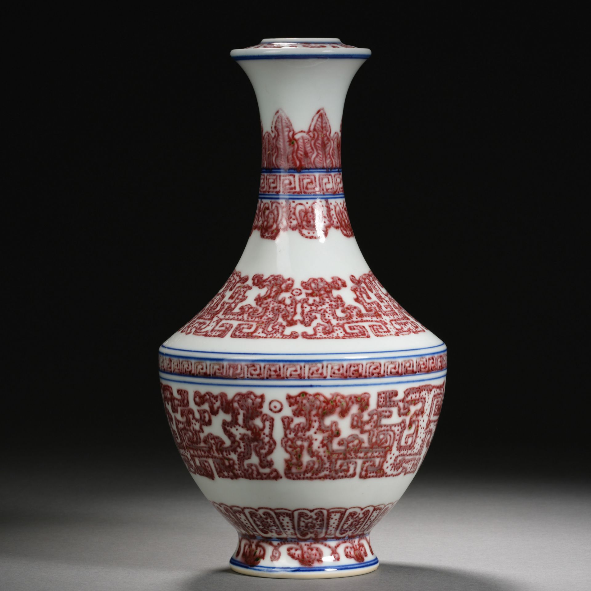 A Chinese Underglaze Blue and Copper Red Vase - Bild 2 aus 9