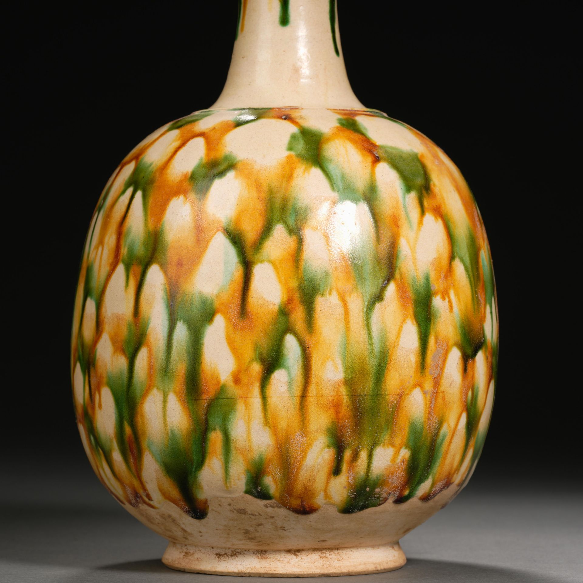 A Chinese Sancai Glaze Pottery Vase - Image 5 of 9