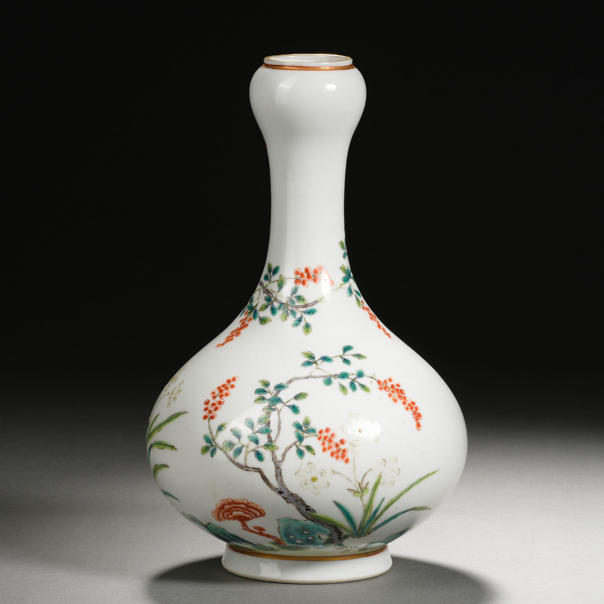 A Chinese Famille Rose Garlic Head Vase - Bild 2 aus 10