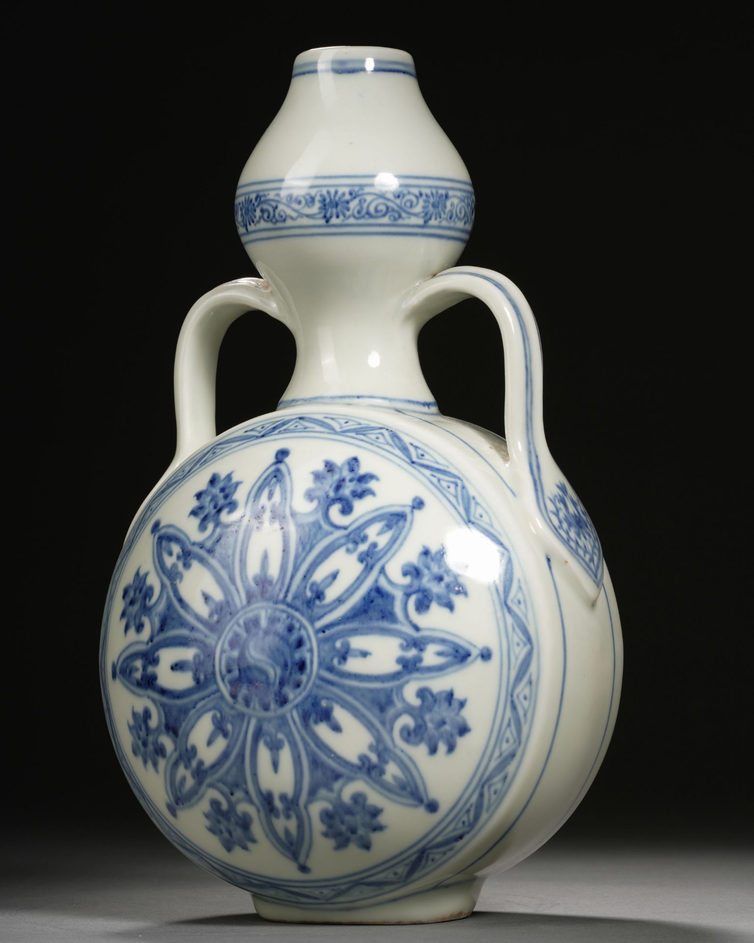 A Chinese Blue and White Moon Flask - Bild 8 aus 10