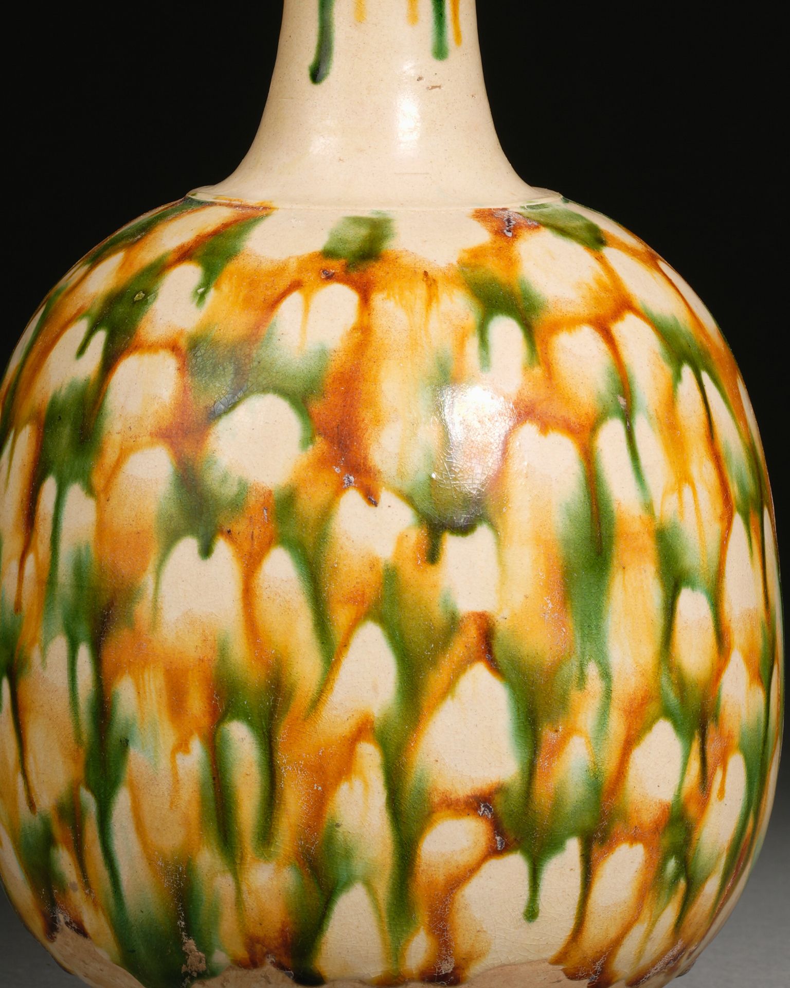 A Chinese Sancai Glaze Pottery Vase - Bild 4 aus 9