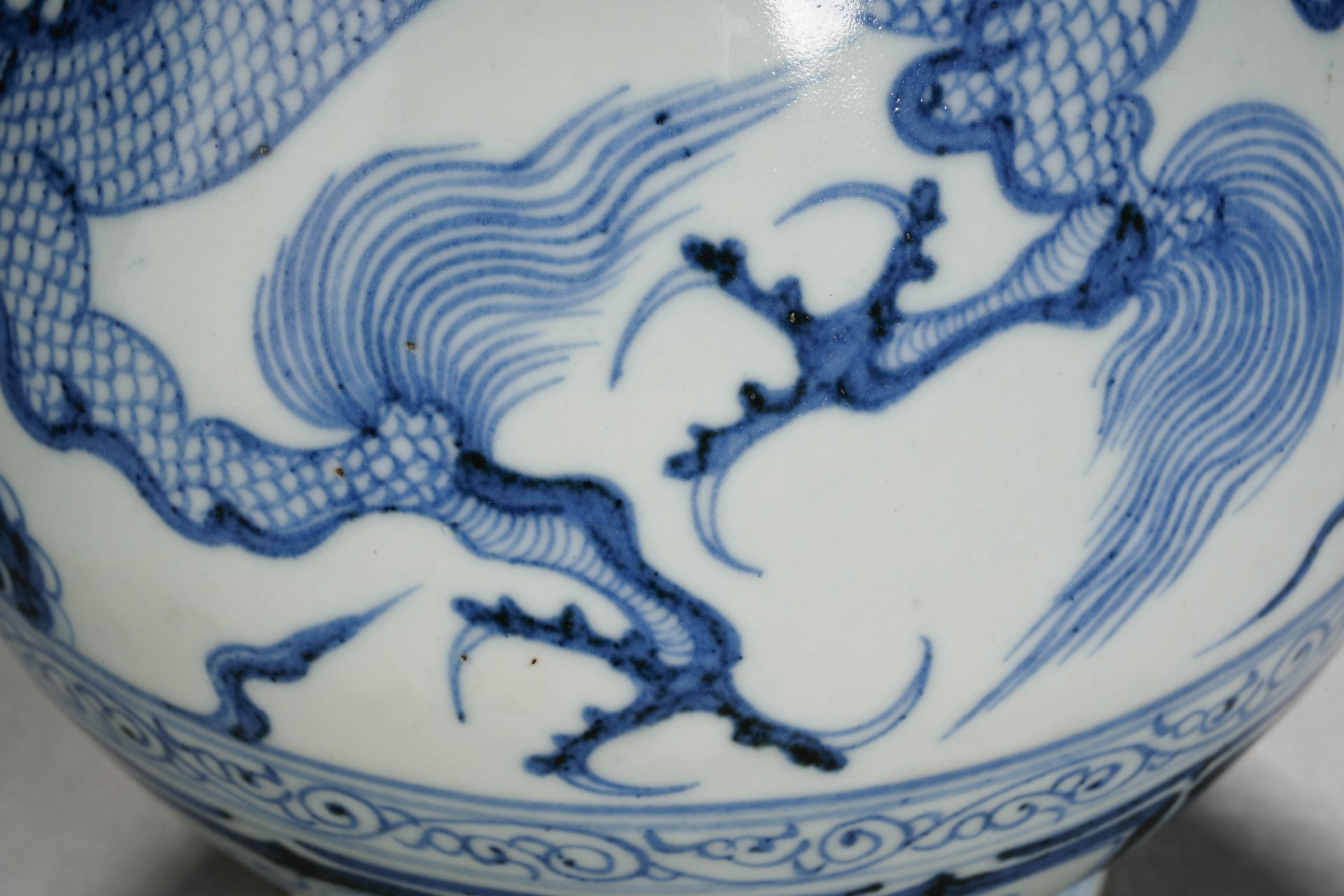 A Chinese Blue and White Dragon Vase Yuhuchunping - Image 7 of 11