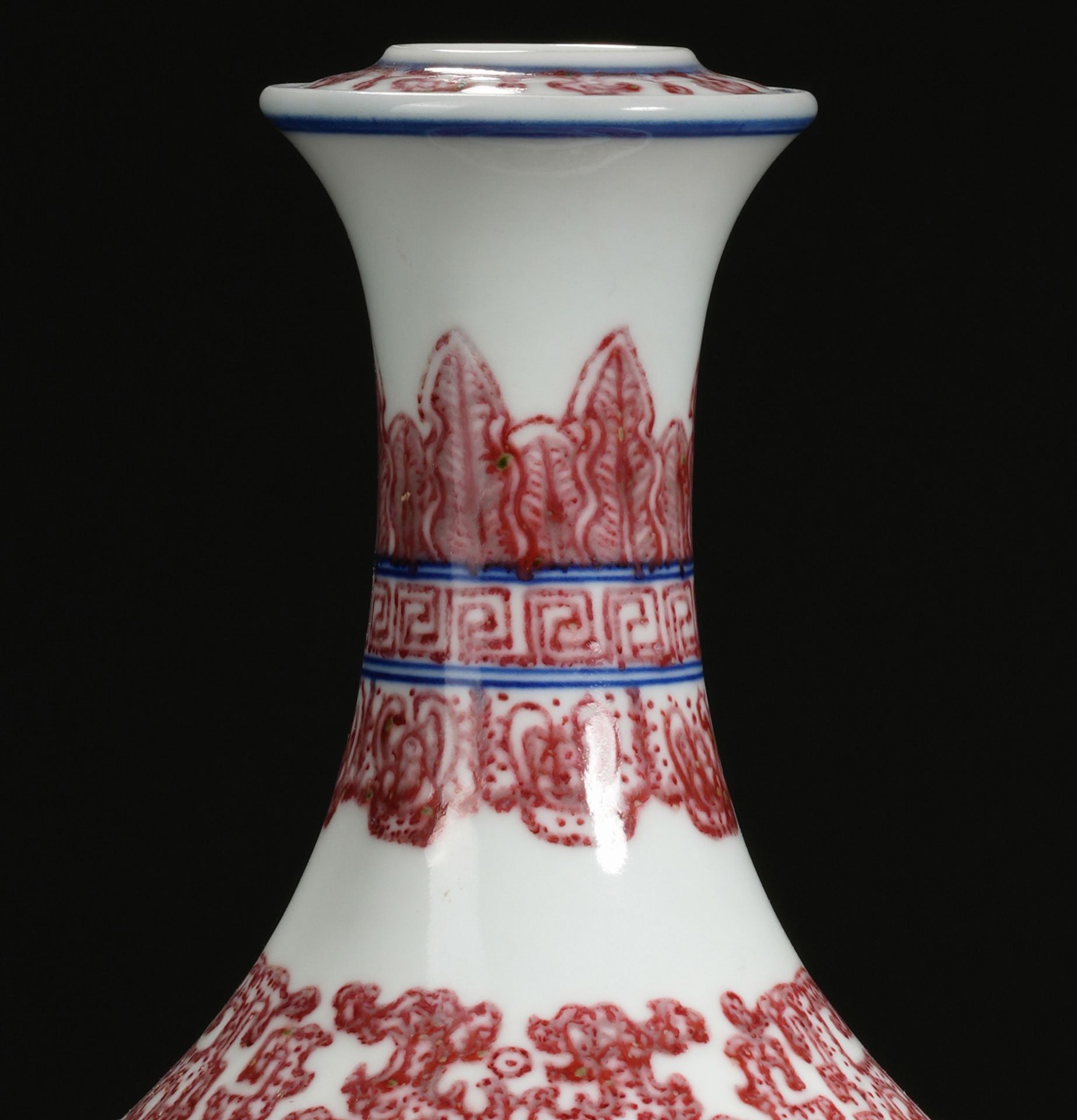 A Chinese Underglaze Blue and Copper Red Vase - Bild 3 aus 9