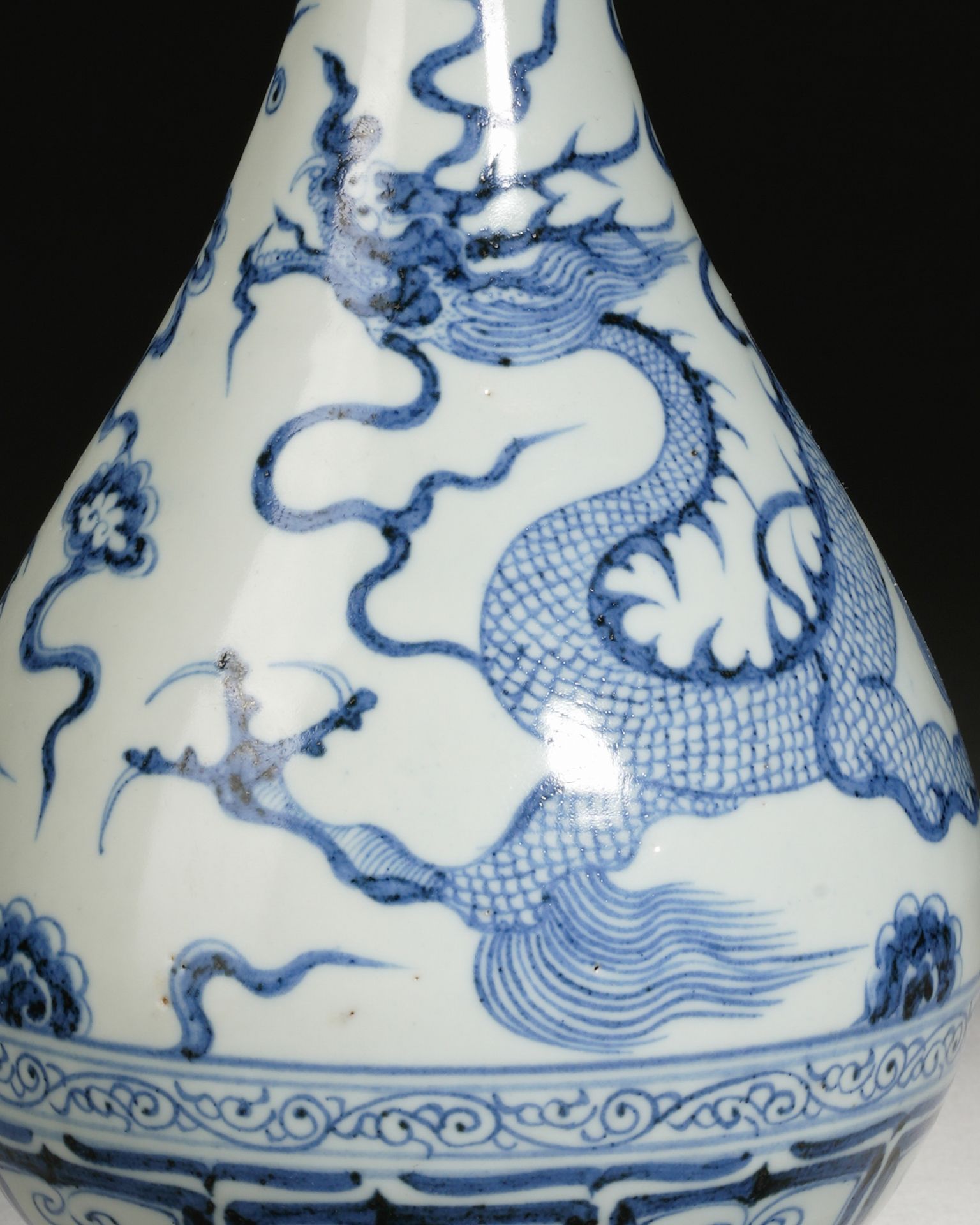 A Chinese Blue and White Dragon Vase Yuhuchunping - Image 4 of 11