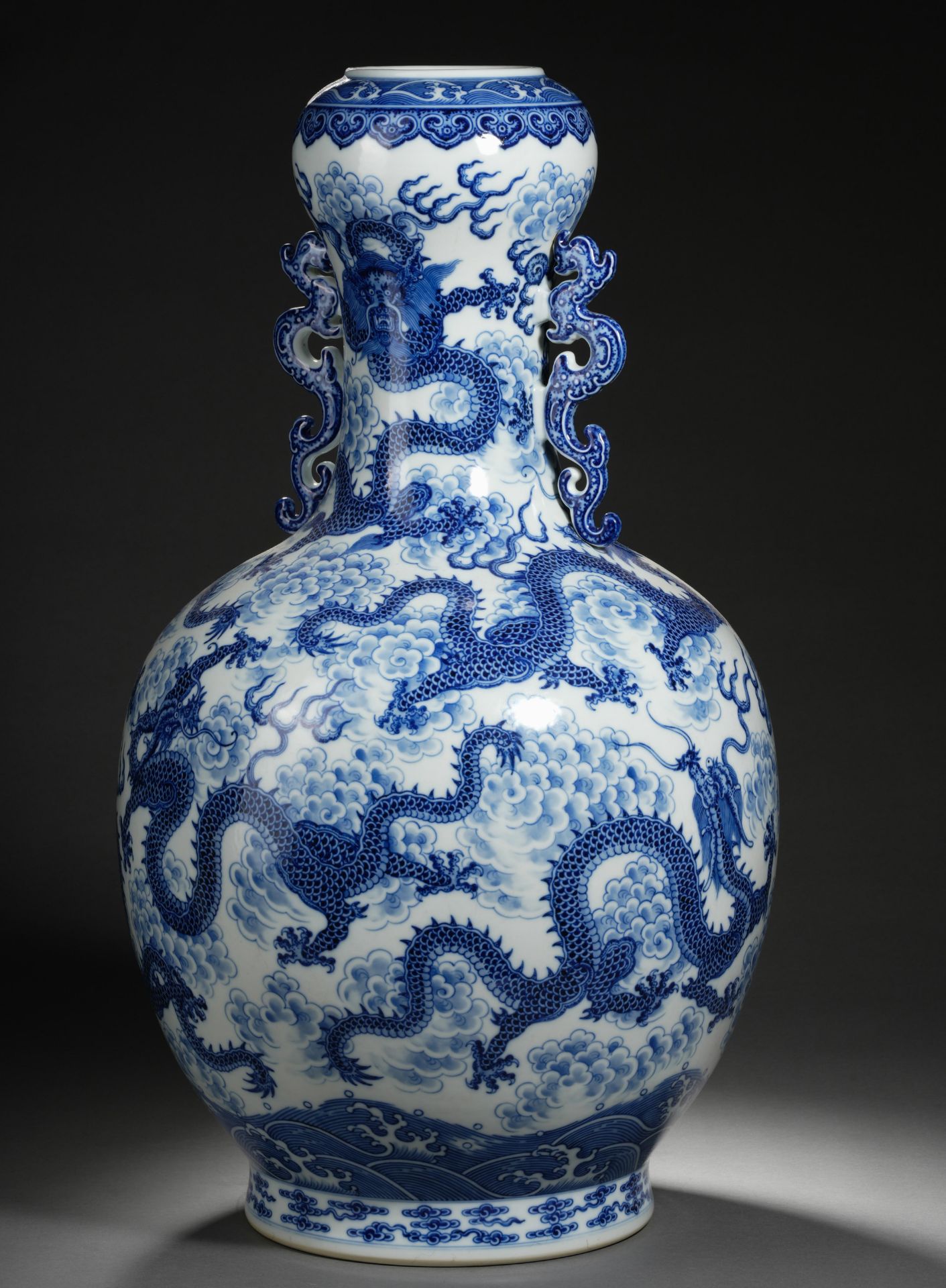 A Chinese Blue and White Dragons Vase - Bild 11 aus 19