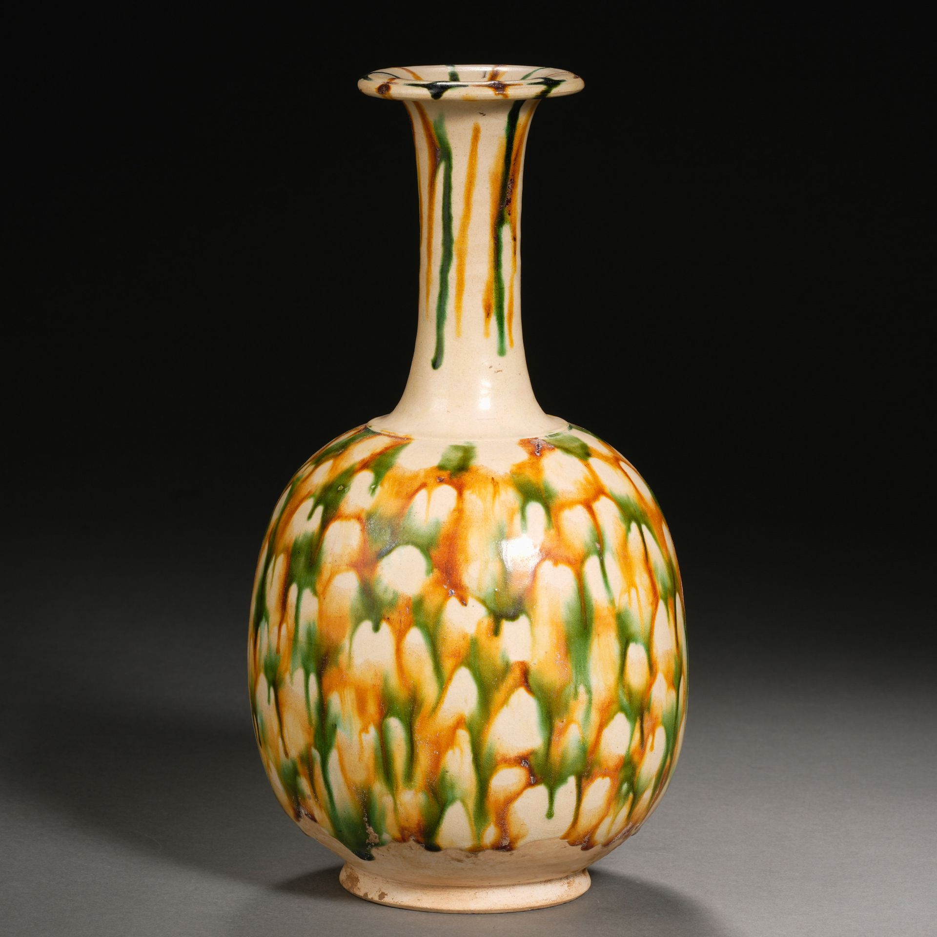 A Chinese Sancai Glaze Pottery Vase - Bild 2 aus 9
