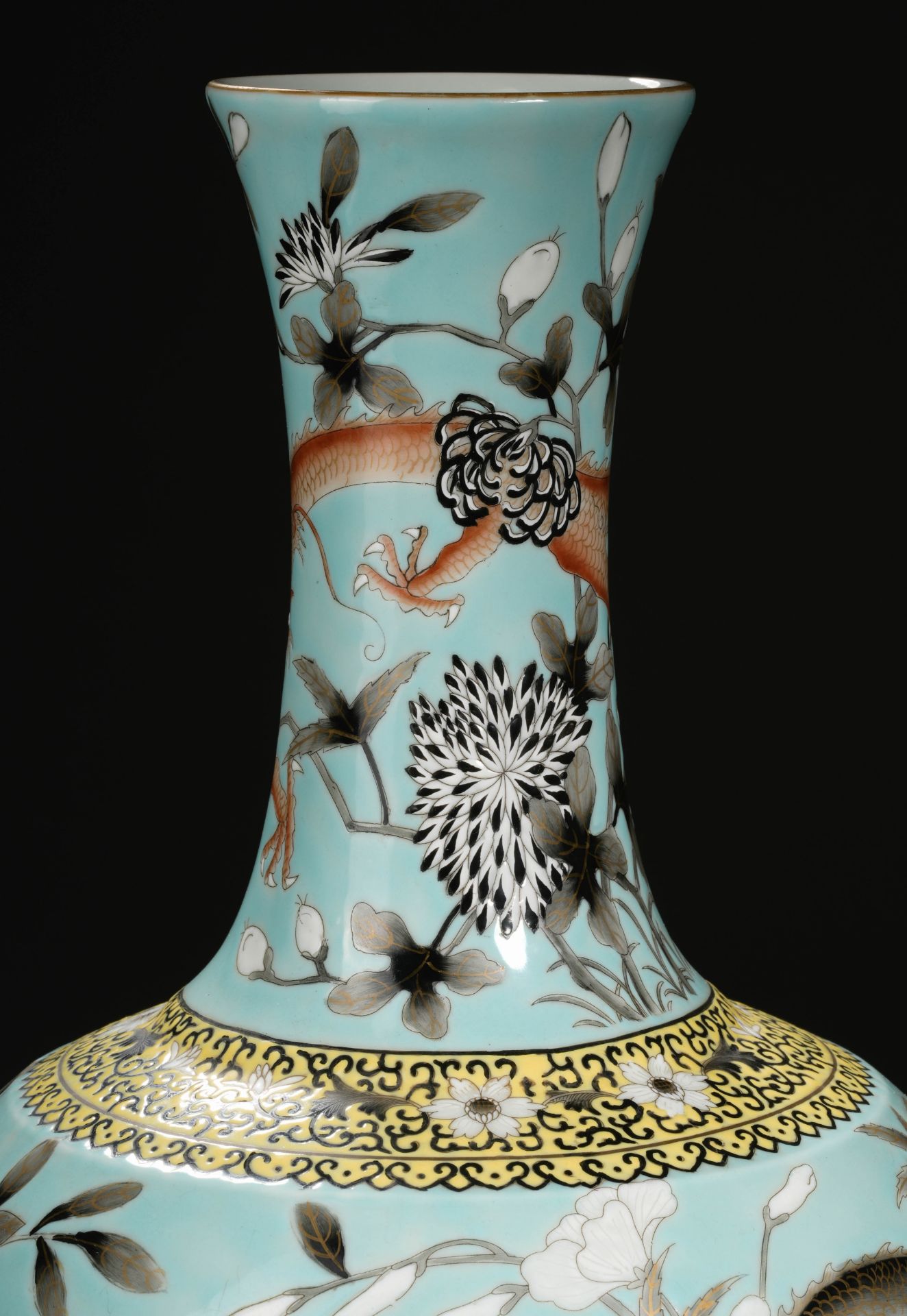 A Chinese Turquoise Ground and Grisaille Glaze Decorative Vase - Bild 3 aus 12