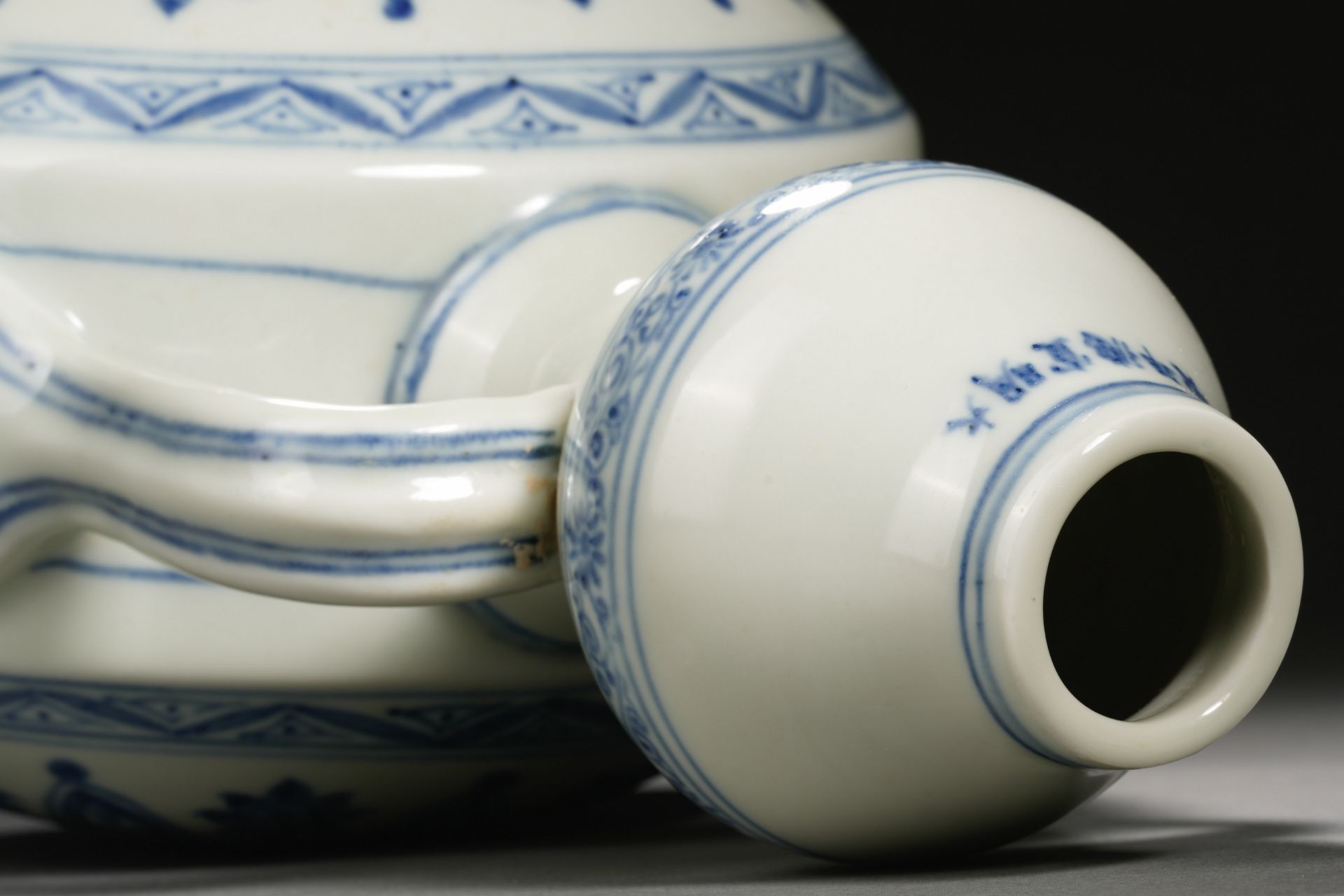 A Chinese Blue and White Moon Flask - Image 9 of 10