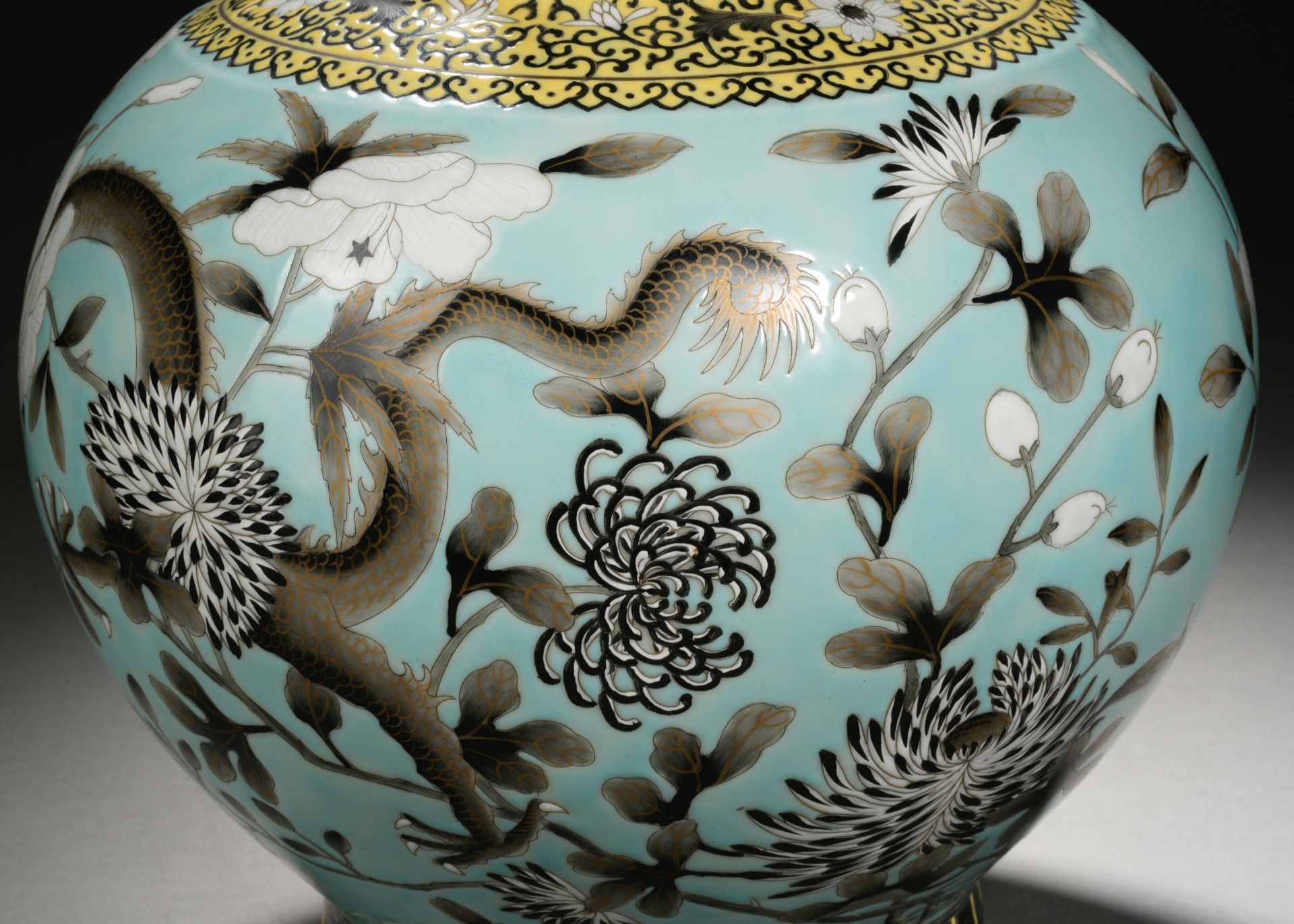 A Chinese Turquoise Ground and Grisaille Glaze Decorative Vase - Image 6 of 12
