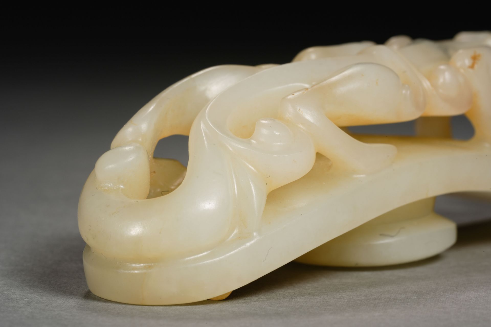 A Chinese Carved White Jade Dragon Belthook - Bild 9 aus 10