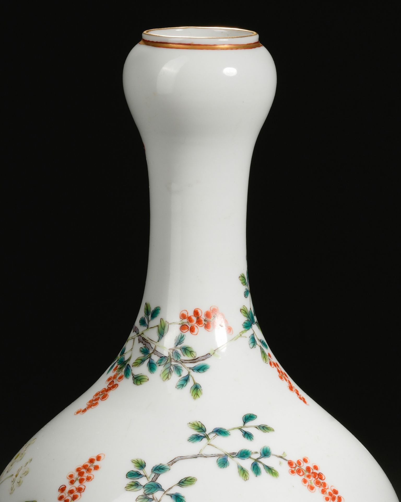 A Chinese Famille Rose Garlic Head Vase - Bild 3 aus 10