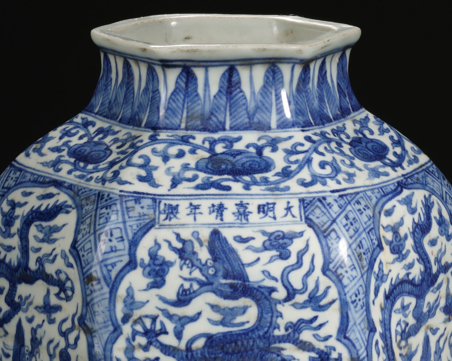 A Chinese Blue and White Dragon Vase - Bild 3 aus 11