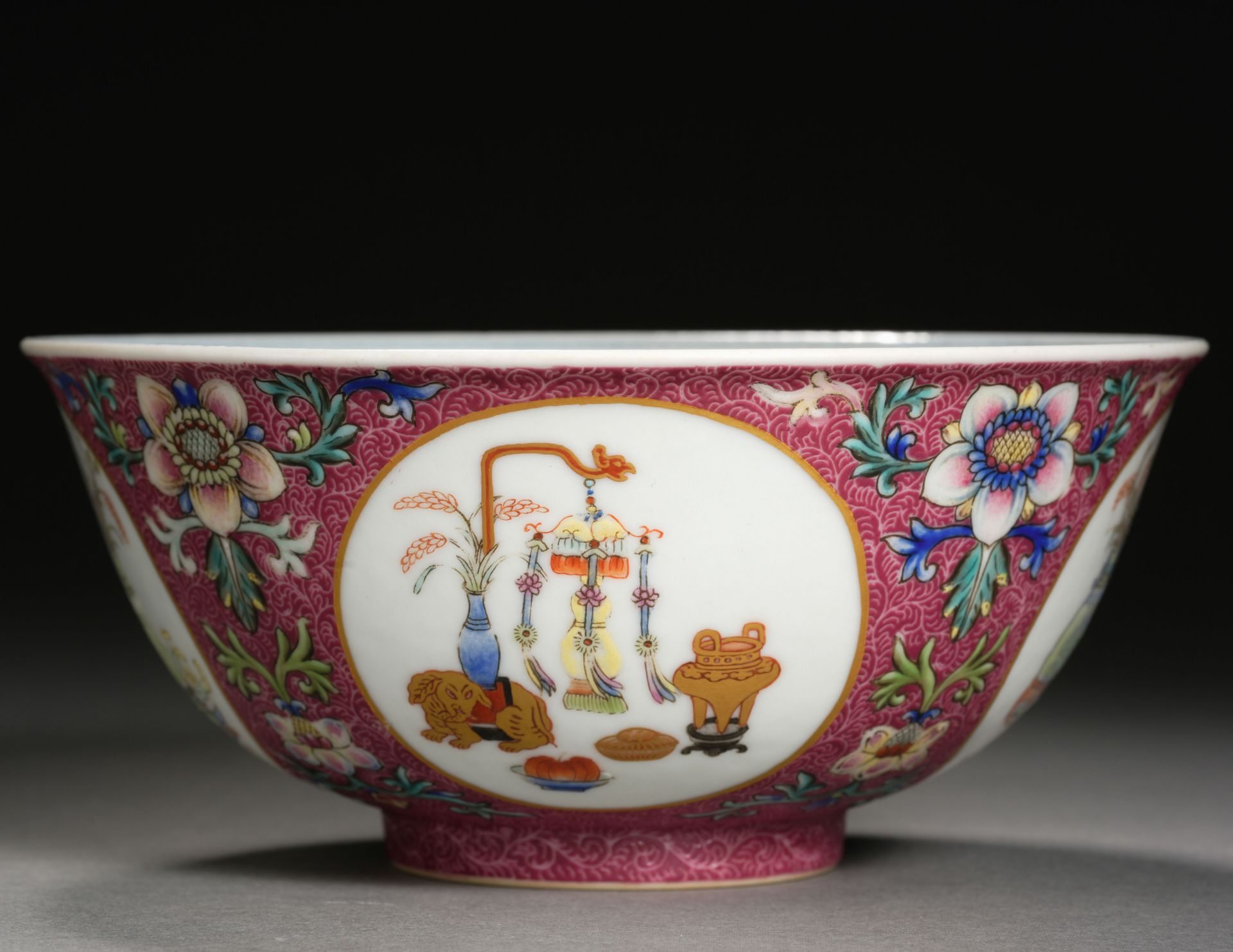 A Chinese Famille Rose Medallion Bowl - Bild 6 aus 11