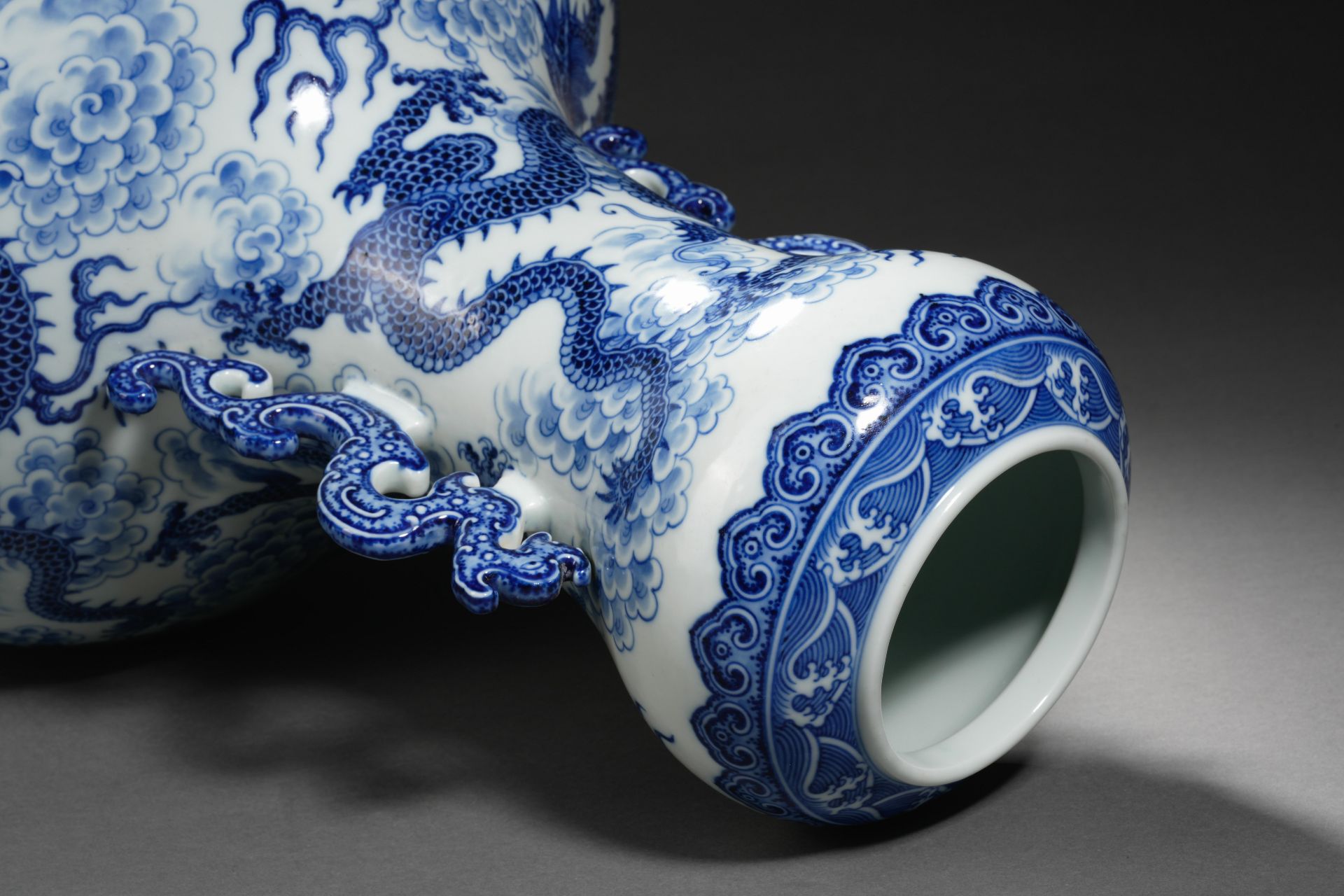 A Chinese Blue and White Dragons Vase - Bild 17 aus 19