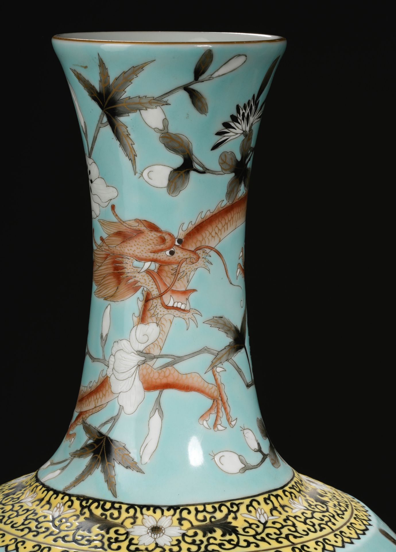 A Chinese Turquoise Ground and Grisaille Glaze Decorative Vase - Image 9 of 12