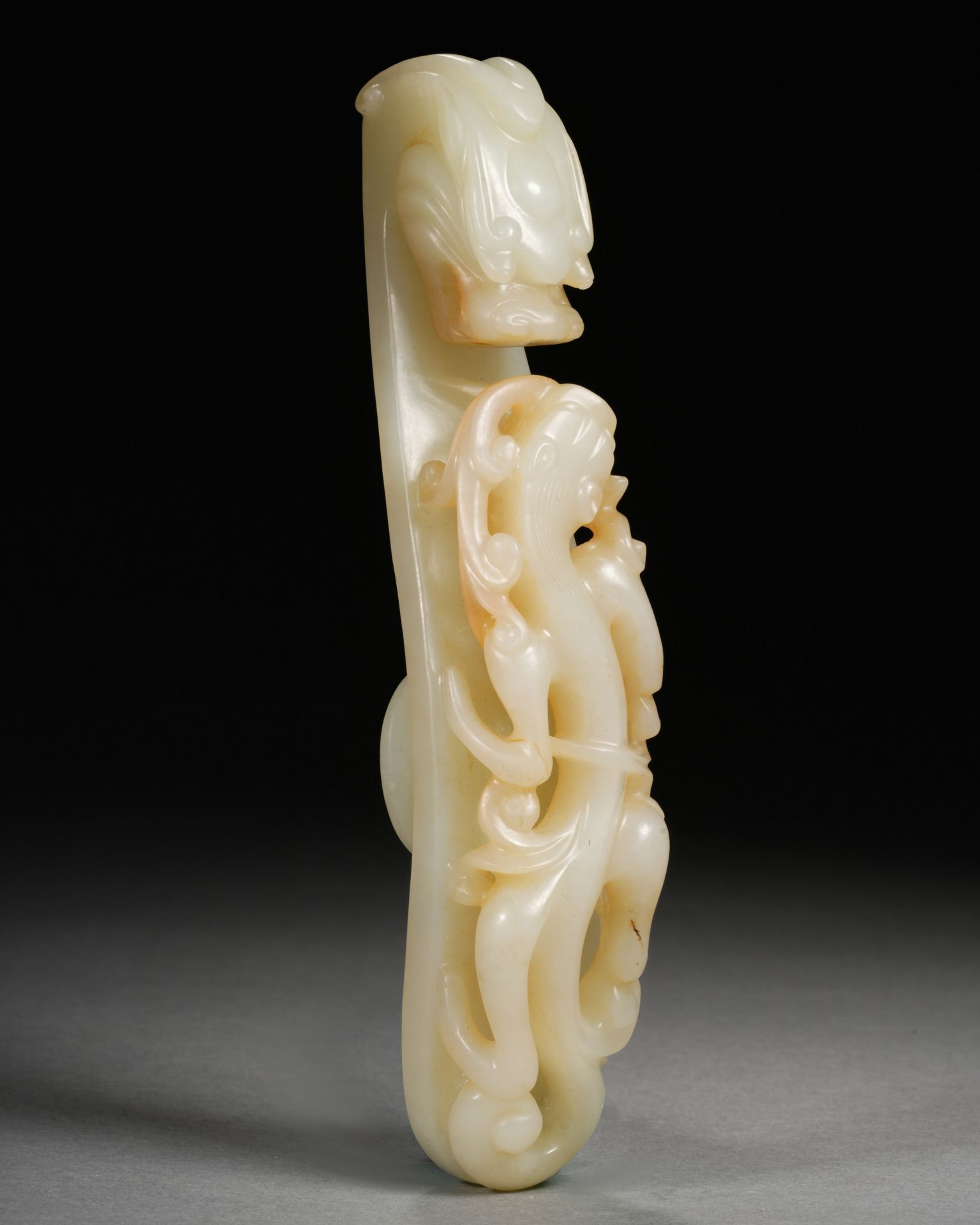 A Chinese Carved White Jade Dragon Belthook - Bild 4 aus 10