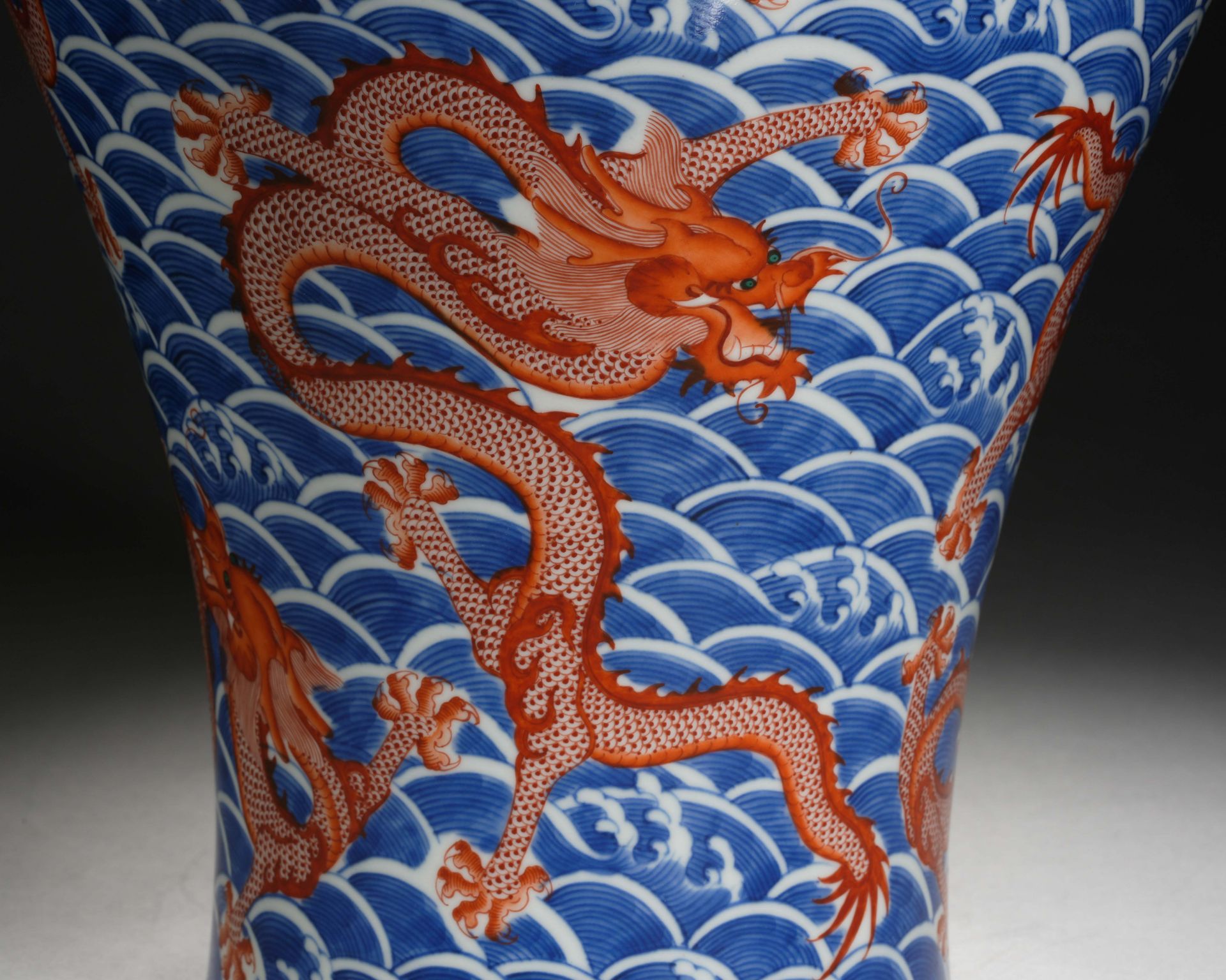 A Chinese Underglaze Blue and Iron Red Vase Meiping - Bild 8 aus 12