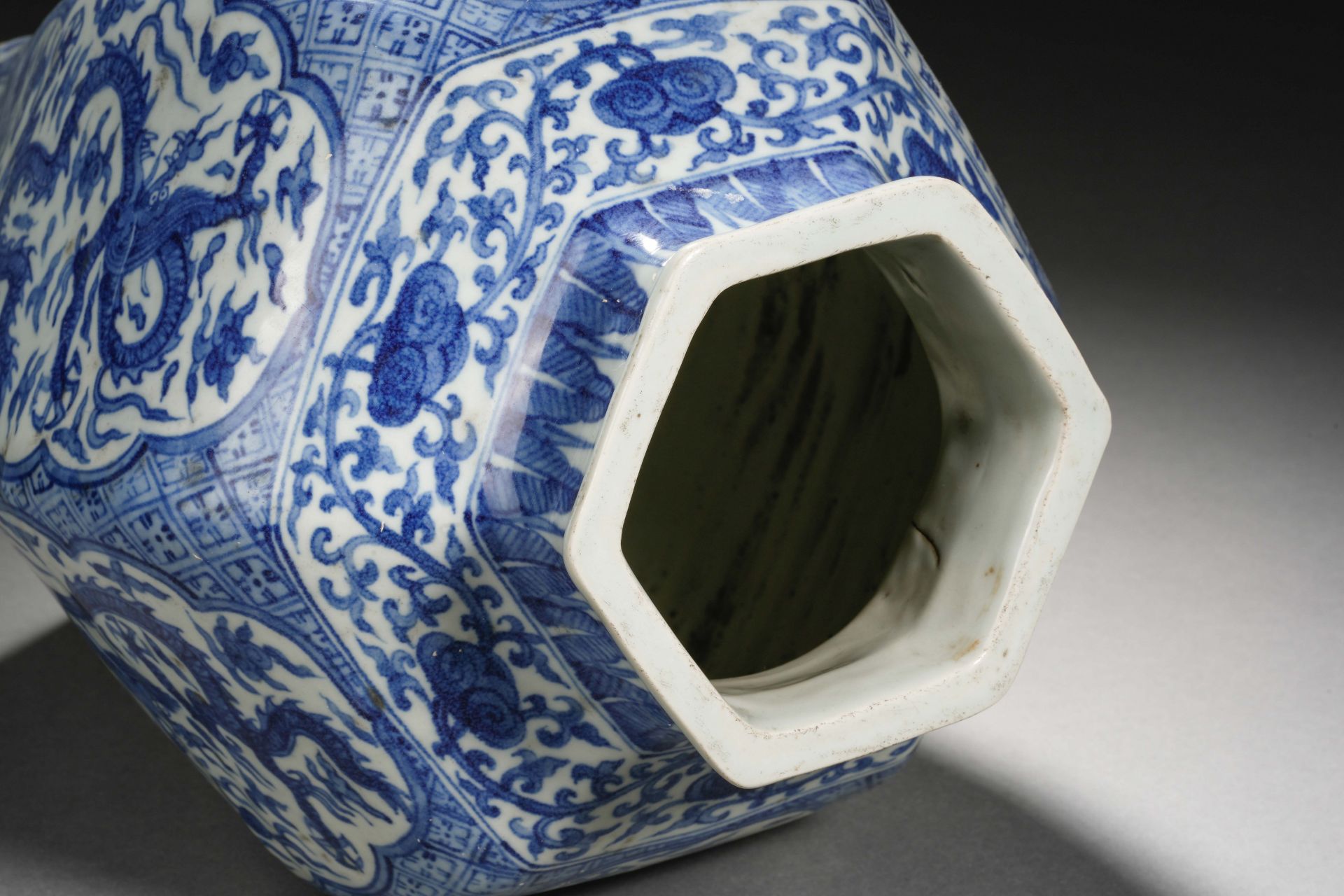 A Chinese Blue and White Dragon Vase - Bild 10 aus 11