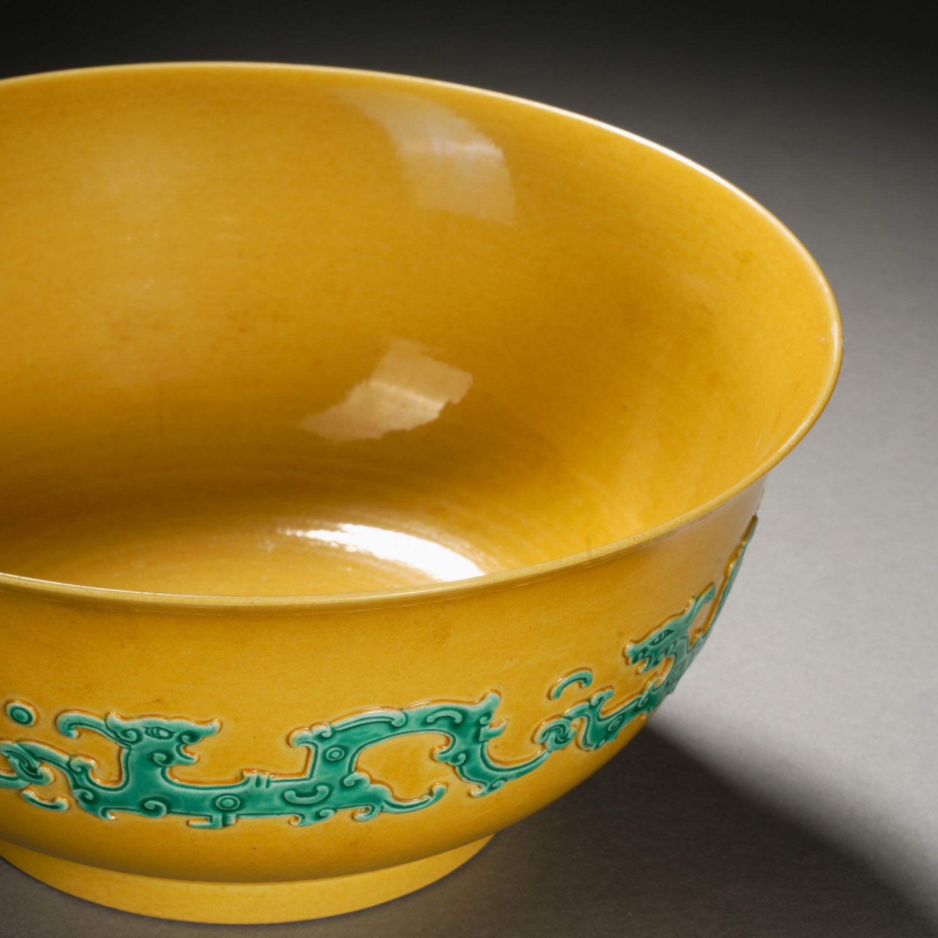 A Chinese Yellow Ground and Green Enamel Dragon Bowl - Bild 6 aus 8