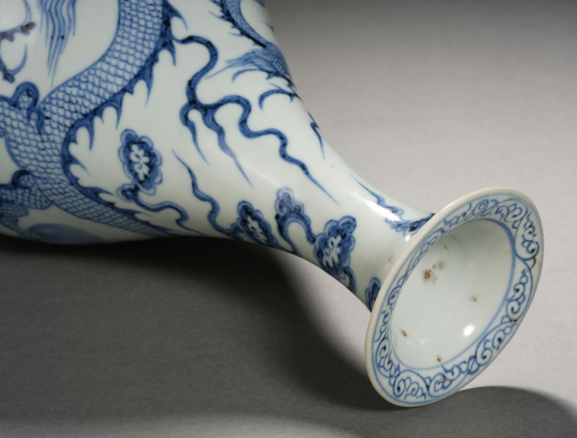 A Chinese Blue and White Dragon Vase Yuhuchunping - Image 10 of 11