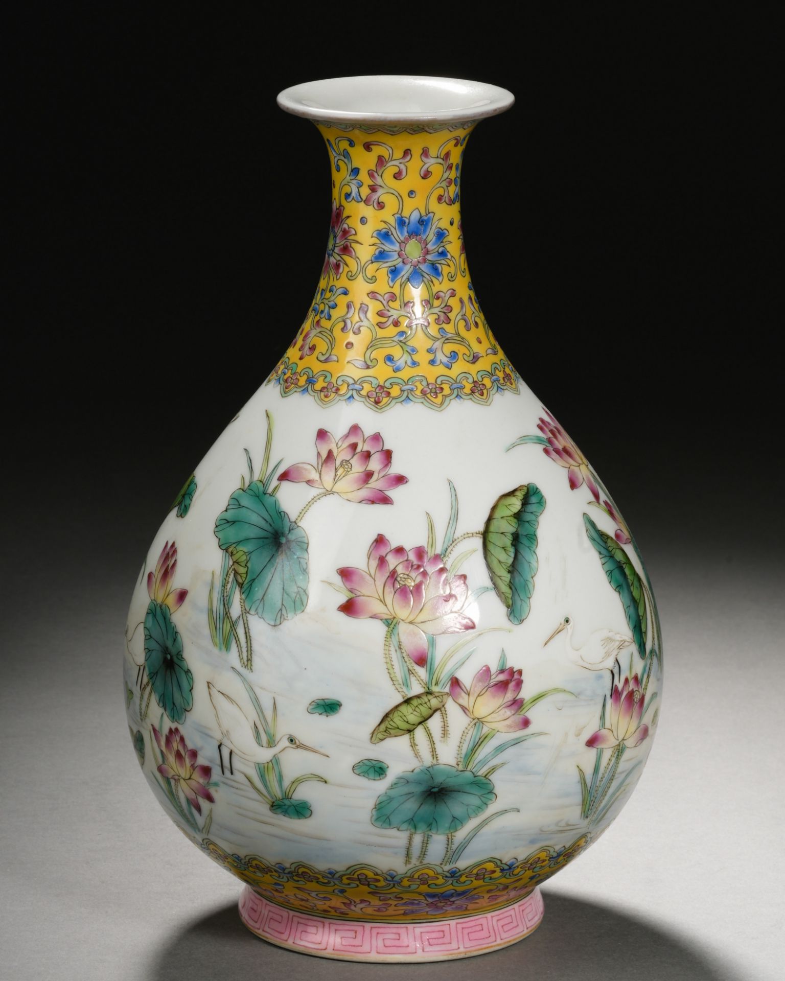 A Chinese Famille Rose and Gilt Vase Yuhuchunping - Bild 5 aus 11