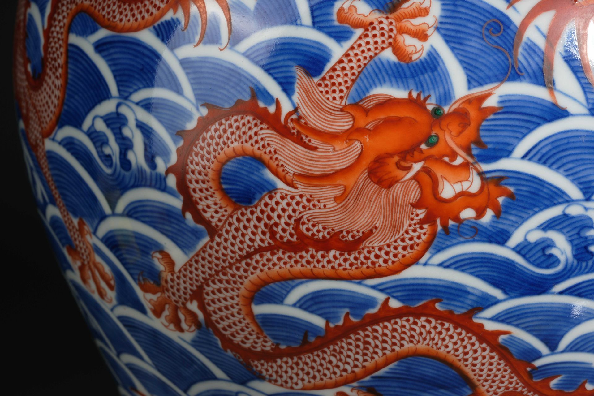 A Chinese Underglaze Blue and Iron Red Vase Meiping - Bild 9 aus 12