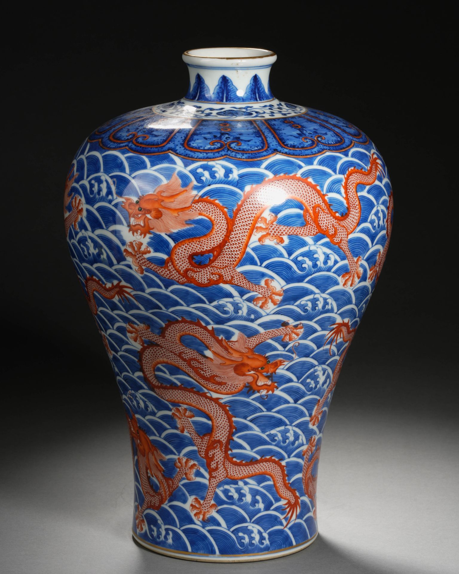 A Chinese Underglaze Blue and Iron Red Vase Meiping - Bild 7 aus 12