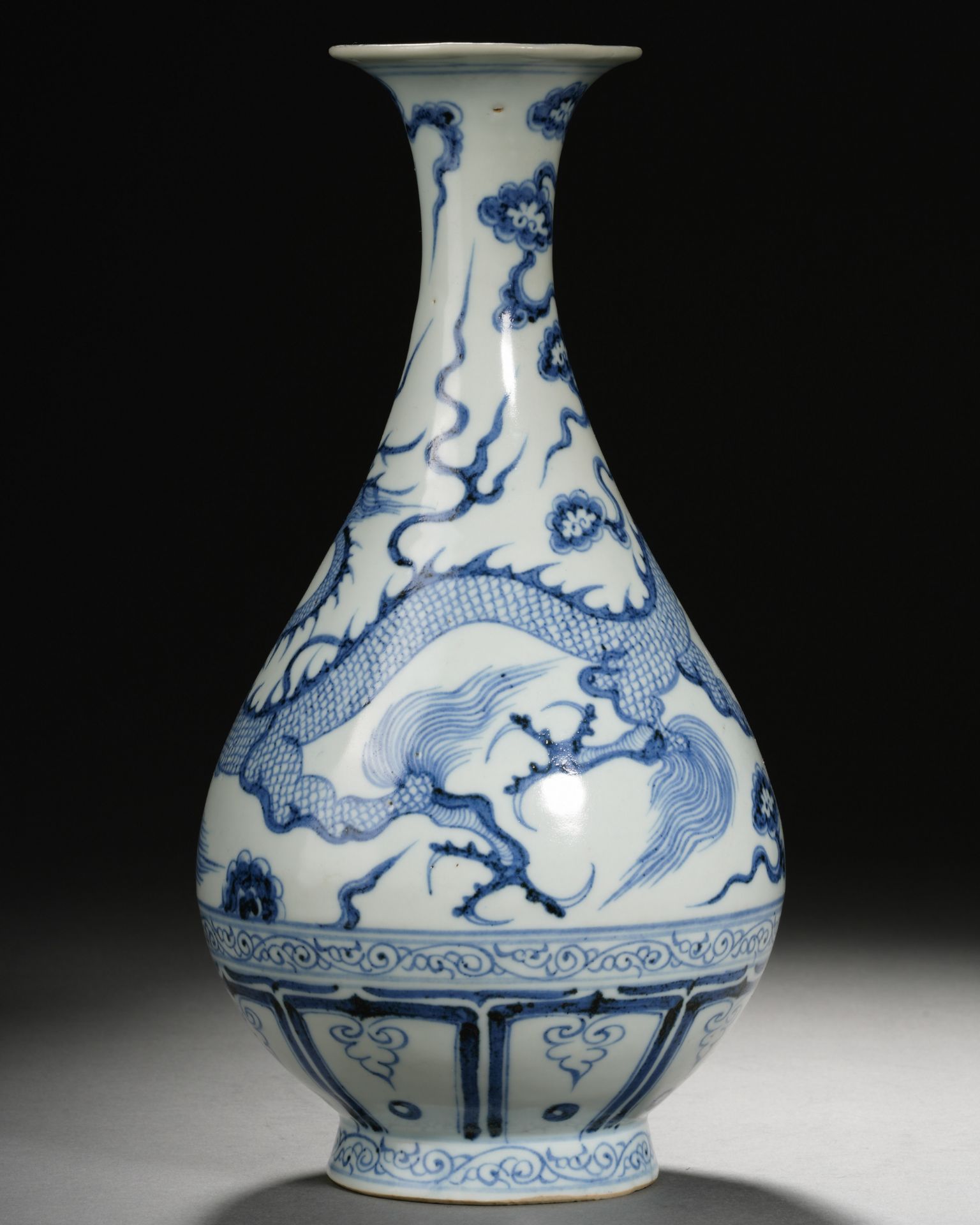 A Chinese Blue and White Dragon Vase Yuhuchunping - Image 8 of 11