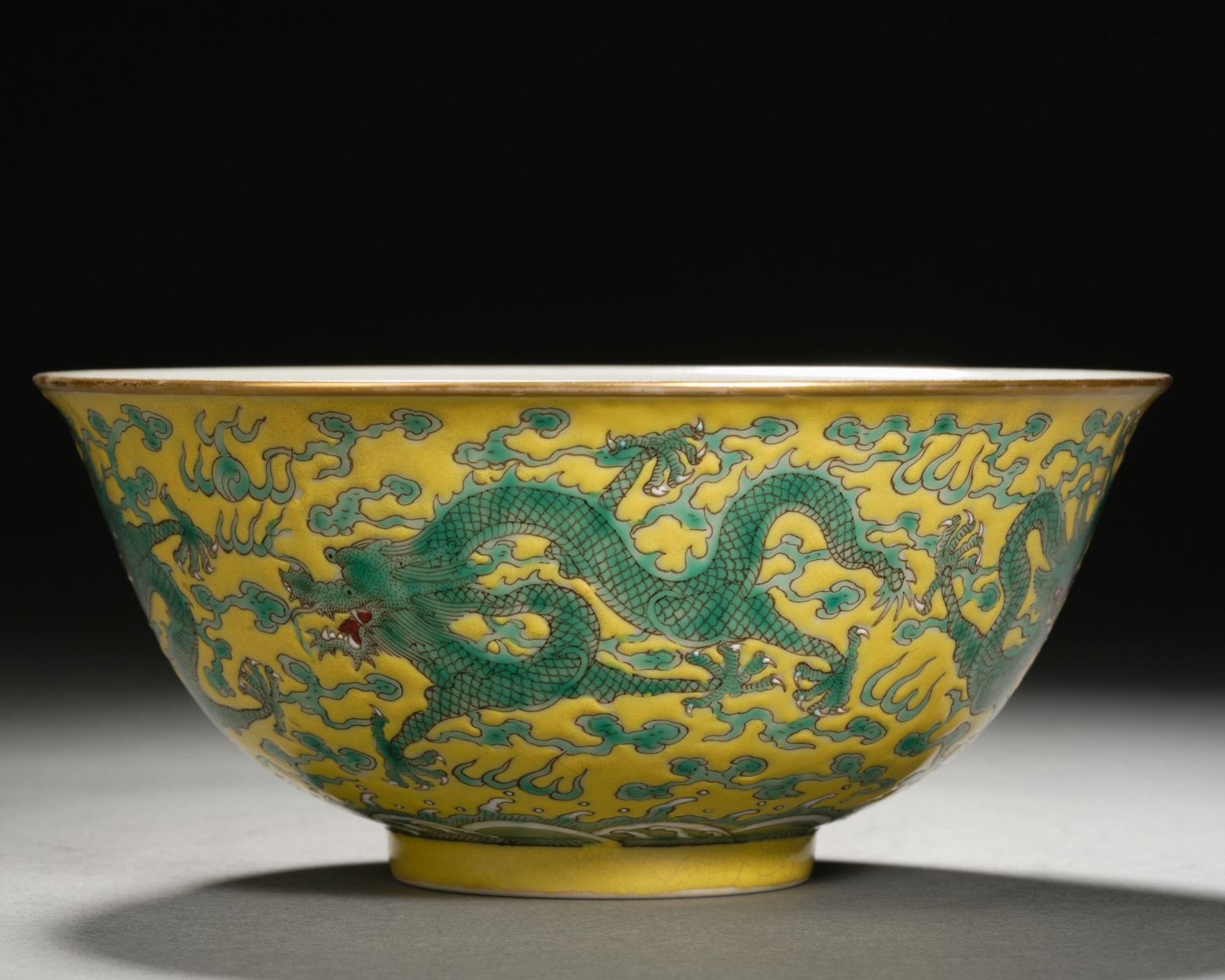 A Chinese Yellow Ground and Green Enamel Dragon Bowl - Bild 4 aus 11