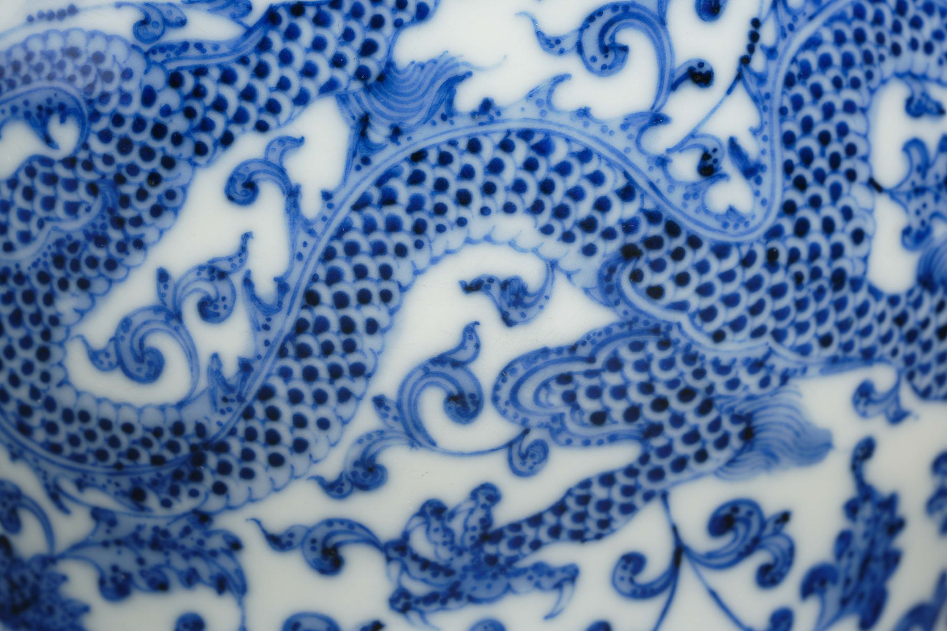 A Chinese Blue and White Dragon Jar with Cover - Bild 7 aus 9