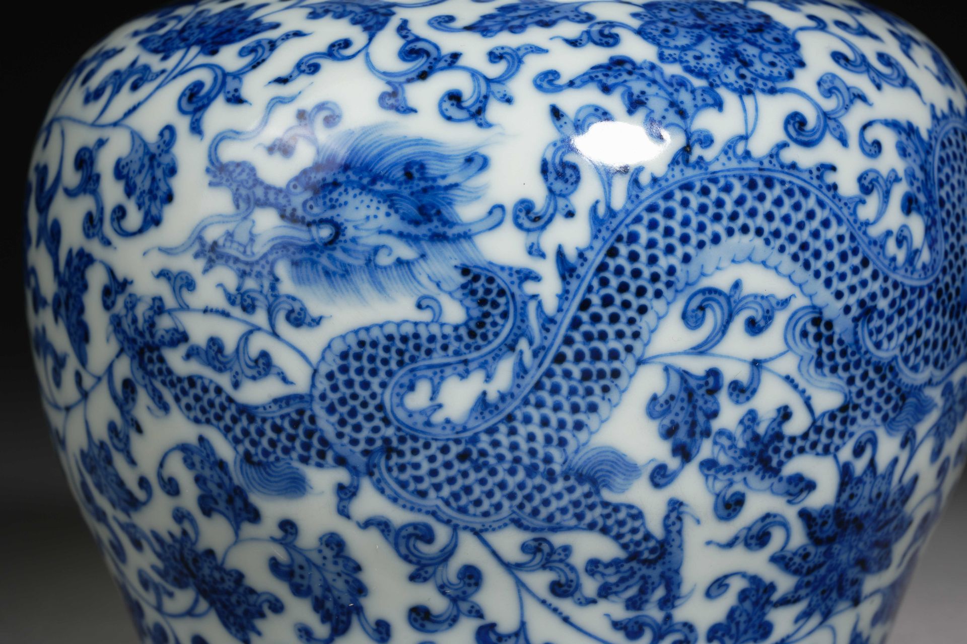 A Chinese Blue and White Dragon Jar with Cover - Bild 5 aus 9