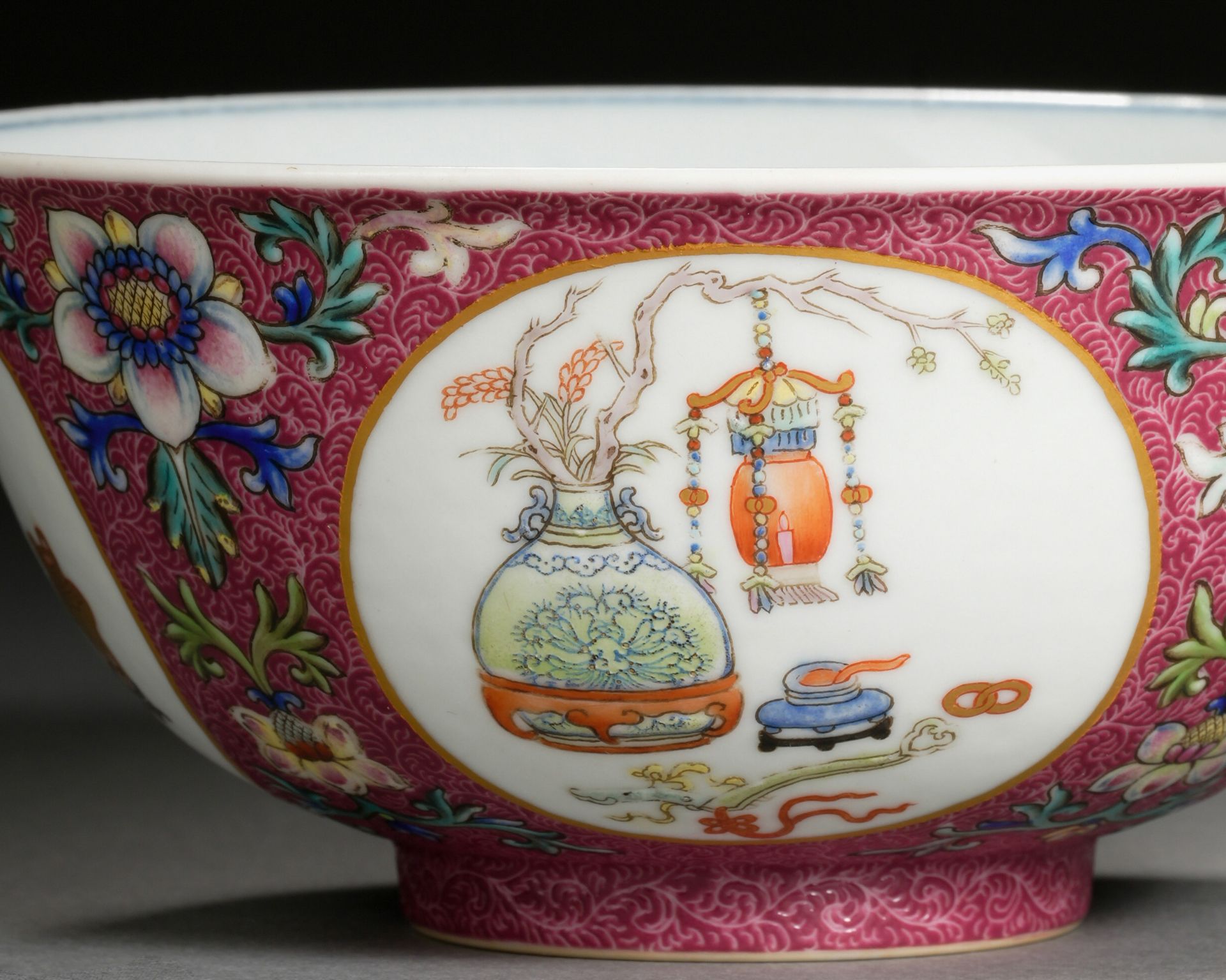 A Chinese Famille Rose Medallion Bowl - Bild 3 aus 11