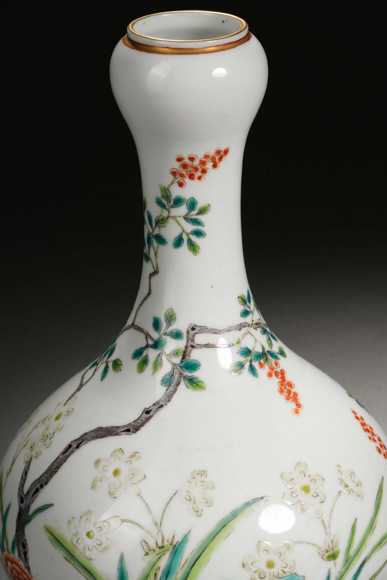 A Chinese Famille Rose Garlic Head Vase - Bild 6 aus 10