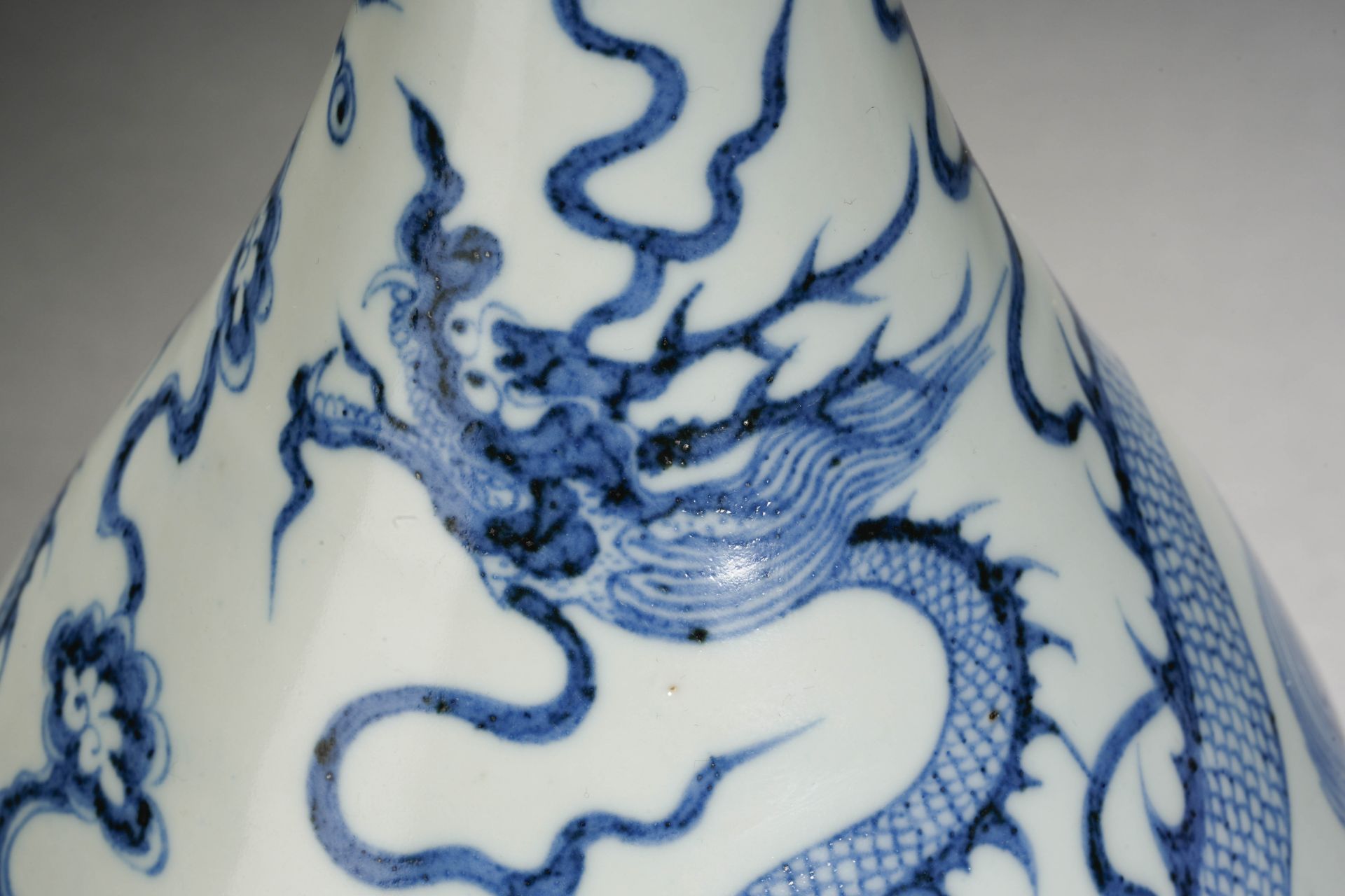 A Chinese Blue and White Dragon Vase Yuhuchunping - Image 5 of 11